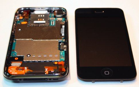 iphone-3g-s-in-half1.jpg 1809×1394 pixels.jpg