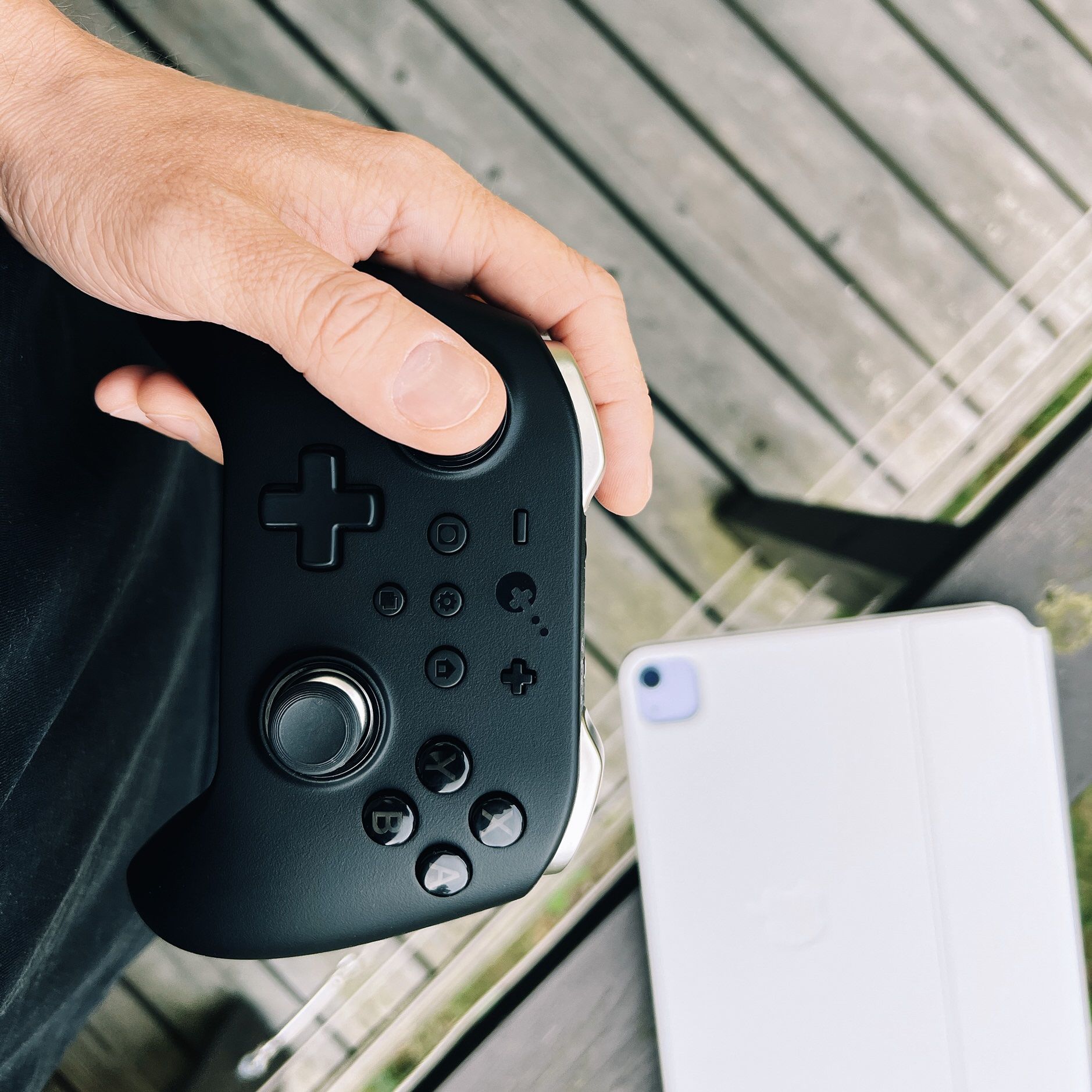 Bild zeigt KingKong2-Controller in der Hand.
