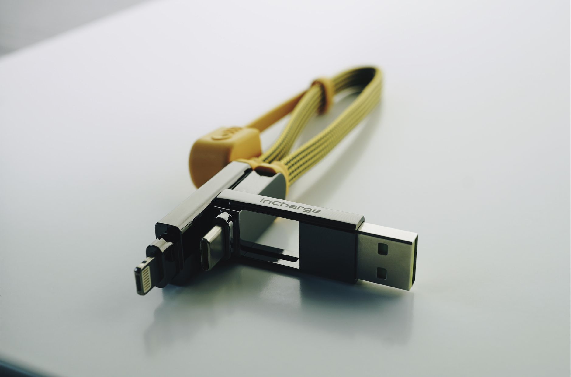 Bild zeigt Ladekabel und Stecker.