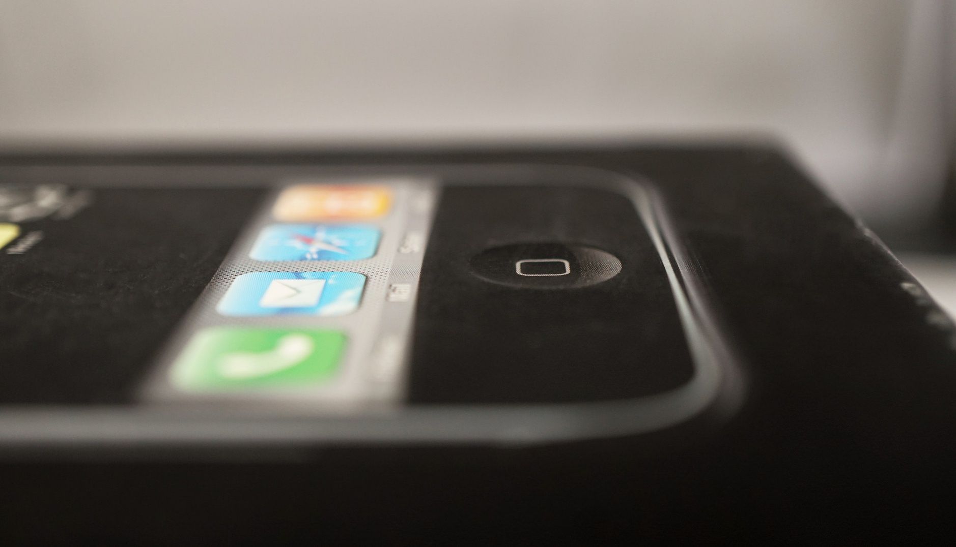 Bild zeigt Verpackung des ersten iPhones.