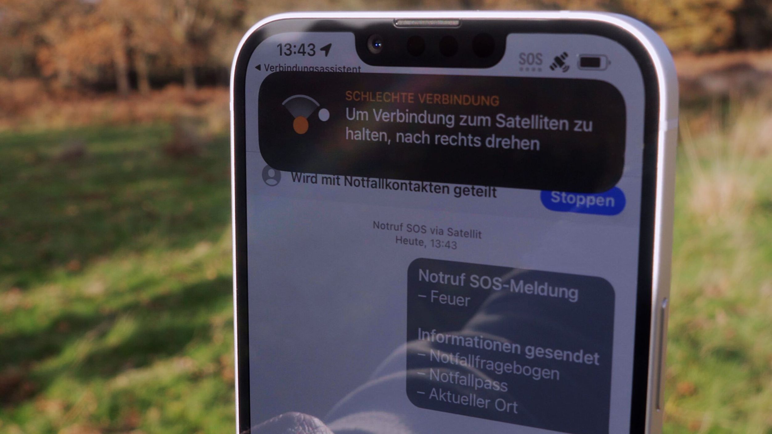 Bild zeigt das iPhone mit dem Versuch von einem Verbindungsaufbau über einen Satelliten. 
