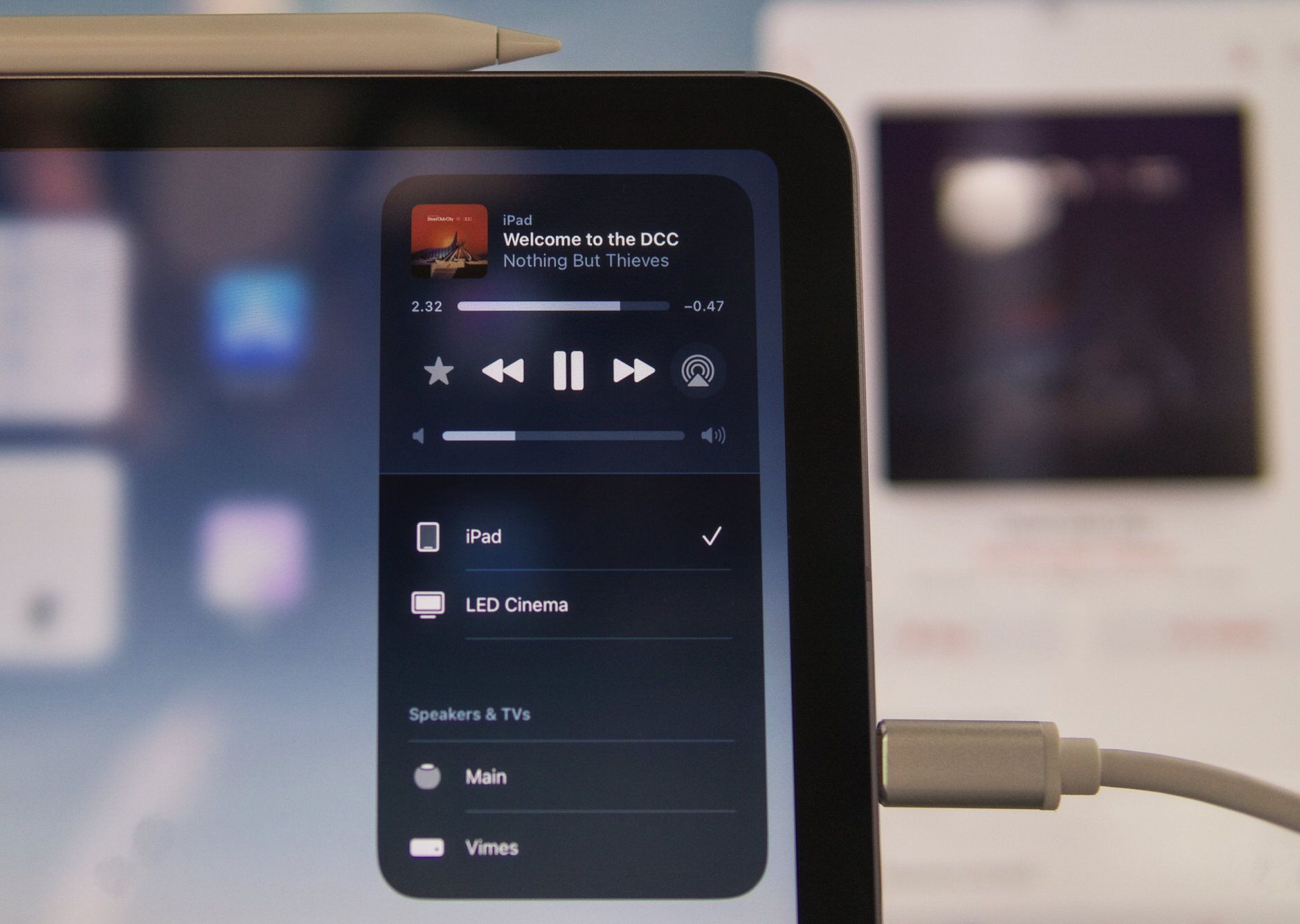 Bild zeigt Kontrollzentrum mit Audioausgabe zwischen iPad und Display.