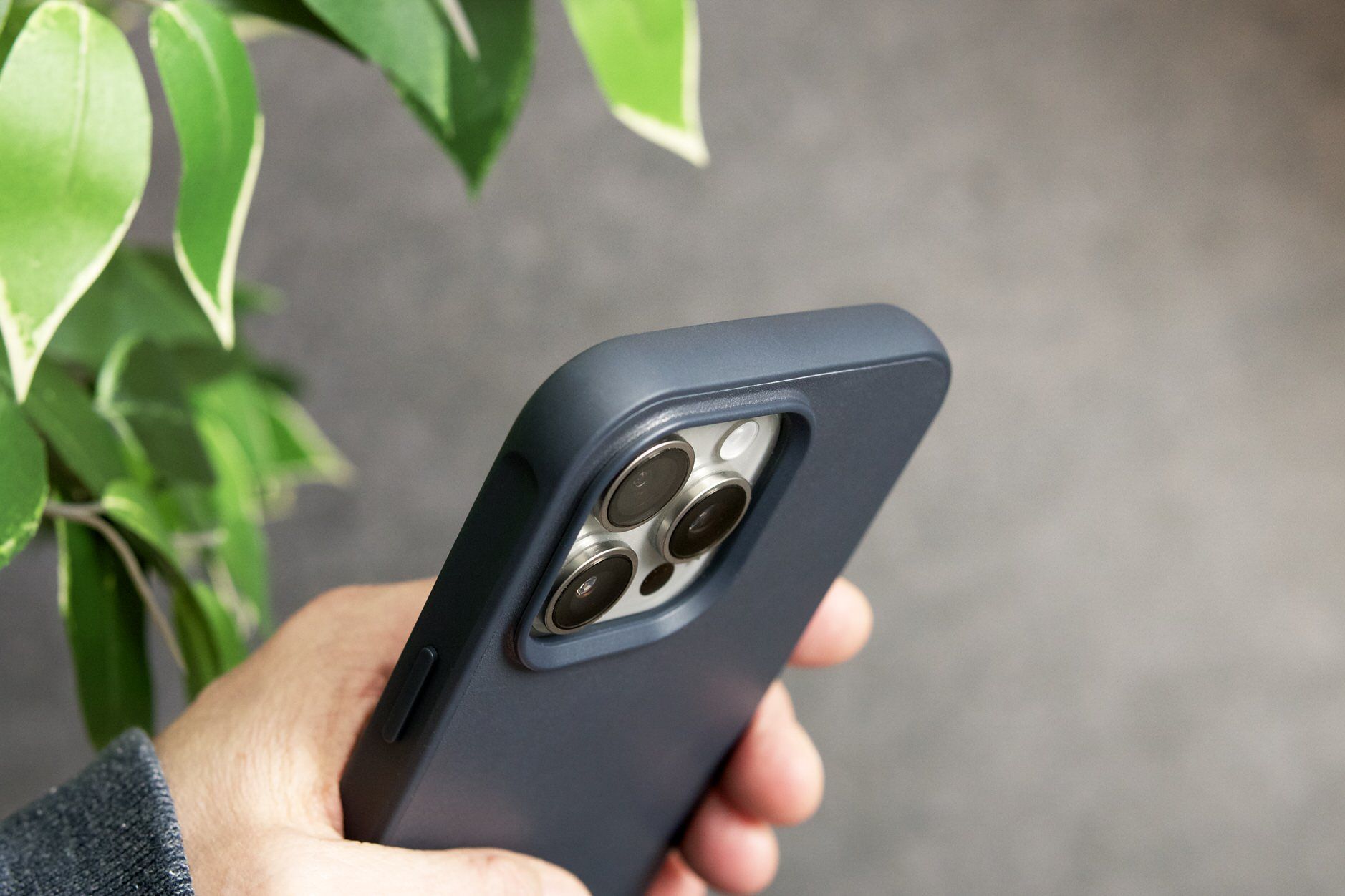 Bild zeigt Mujjo-Case in Hand.
