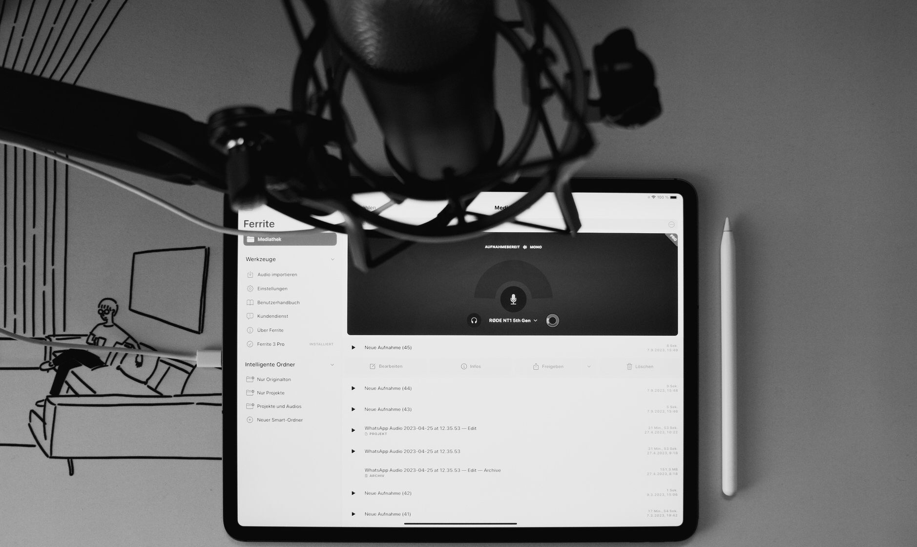 Bild zeigt die Ferrite-Recording-App, einen Apple Pencil und ein Mikrofon auf einem Schreibtisch.
