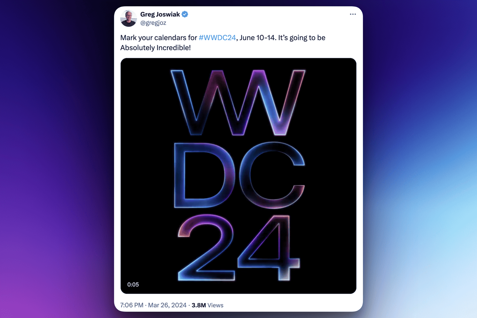 Das Bild ist eine Werbegrafik für die WWDC24, die vom 10. bis 14. Juni stattfinden soll. Es zeigt stilisierte “WWDC” und die Zahl “24” in glänzenden Metallfarben auf einem dunklen Hintergrund, was es visuell ansprechend macht und auf die bevorstehende Veranstaltung hinweist.