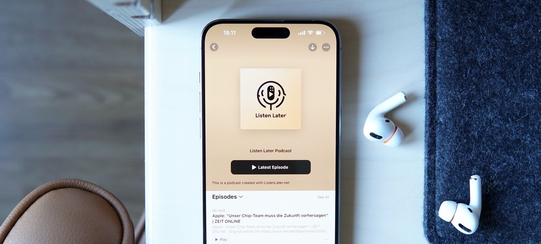 Bilder von Apples Podcast-App auf dem iPhone, die den Listen-Later-Feed zeigt.
