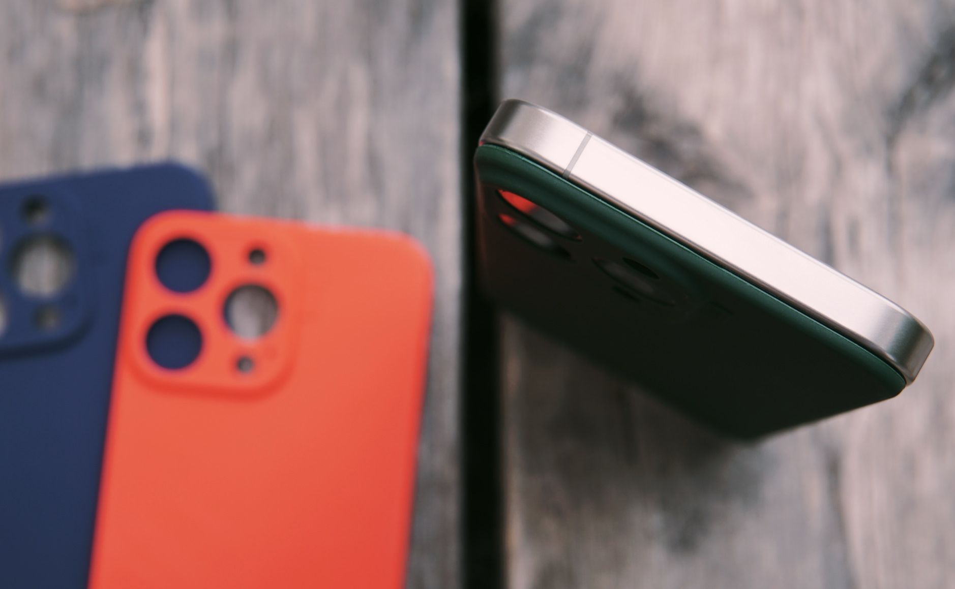 Bild zeigt das iPhone 15 Pro Max und drei PhoneBack-Rückseiten.