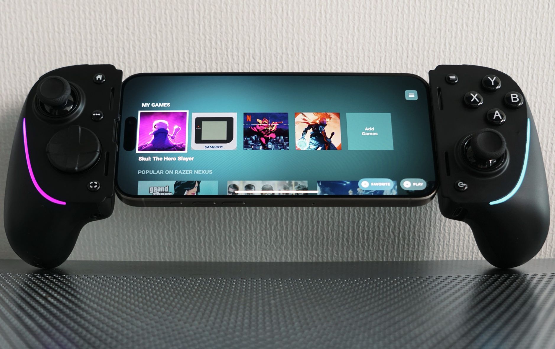 Bild zeigt Front des Razer Kishi Ultra mit iPhone 15 Pro Max.