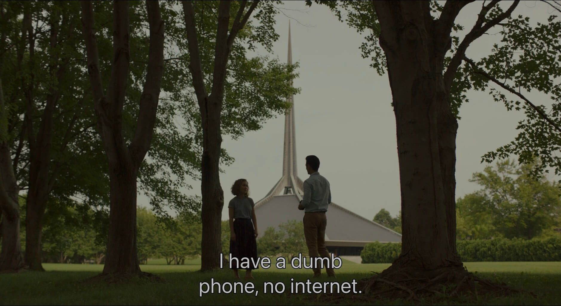 Screenshot aus dem Film Columbus (2017) mit dem Zitat: „I have a dumb phone, no internet.“