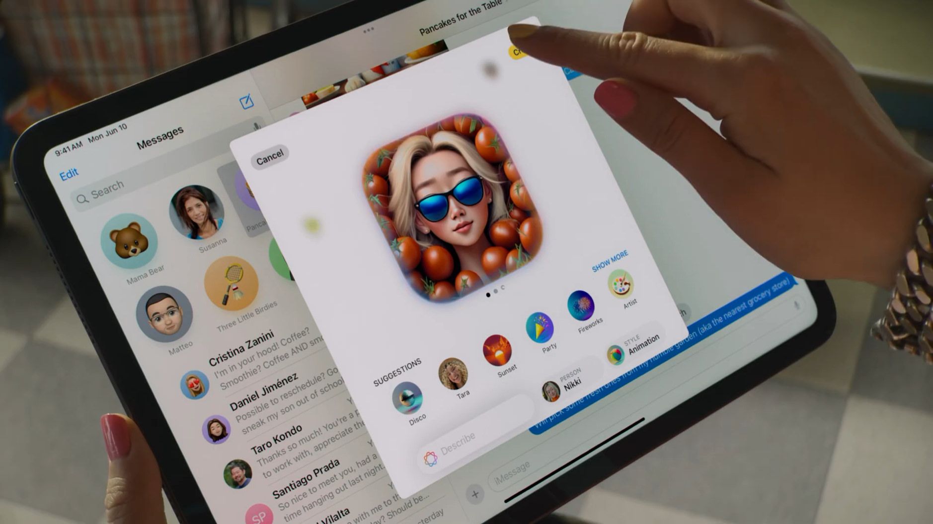 Das Bild zeigt eine Hand, die einen Tablet-Computer hält und auf dem Bildschirm eine Messaging-App mit Profilbildern und einer großen Vorschau eines Profilbildes einer Frau mit Sonnenbrille zu sehen ist. Die App scheint eine Art Messaging- oder Social-Media-Anwendung zu sein.