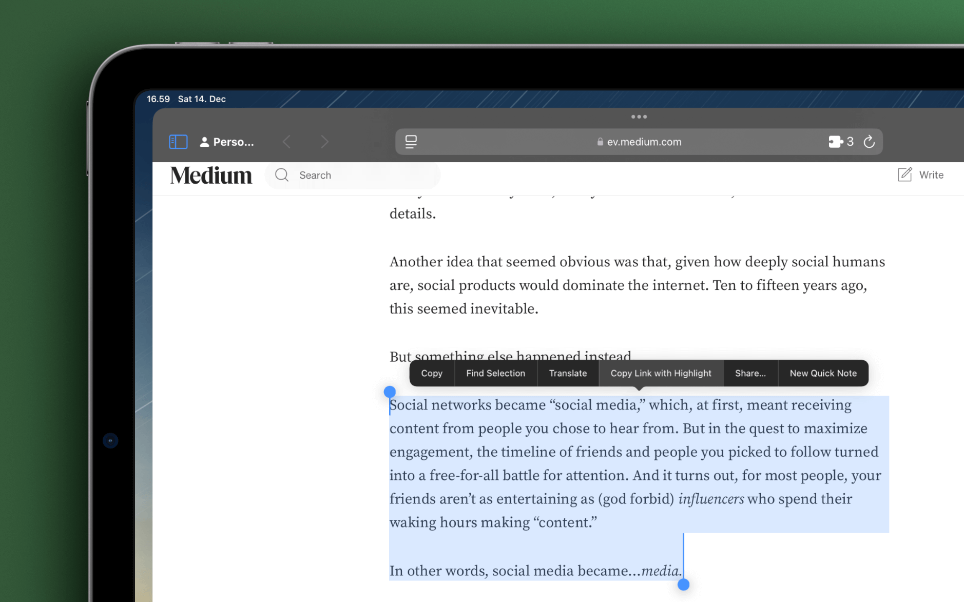 Das Bild zeigt einen Teil eines Tablet-Bildschirms, auf dem ein Artikel auf der Plattform Medium geöffnet ist. Ein Textabschnitt ist blau hervorgehoben, was auf eine Textauswahl hindeutet. Über dem ausgewählten Text ist ein Kontextmenü mit Optionen wie "Copy", "Translate" und "Share" sichtbar, was auf erweiterte Interaktionsmöglichkeiten mit dem ausgewählten Text hinweist.