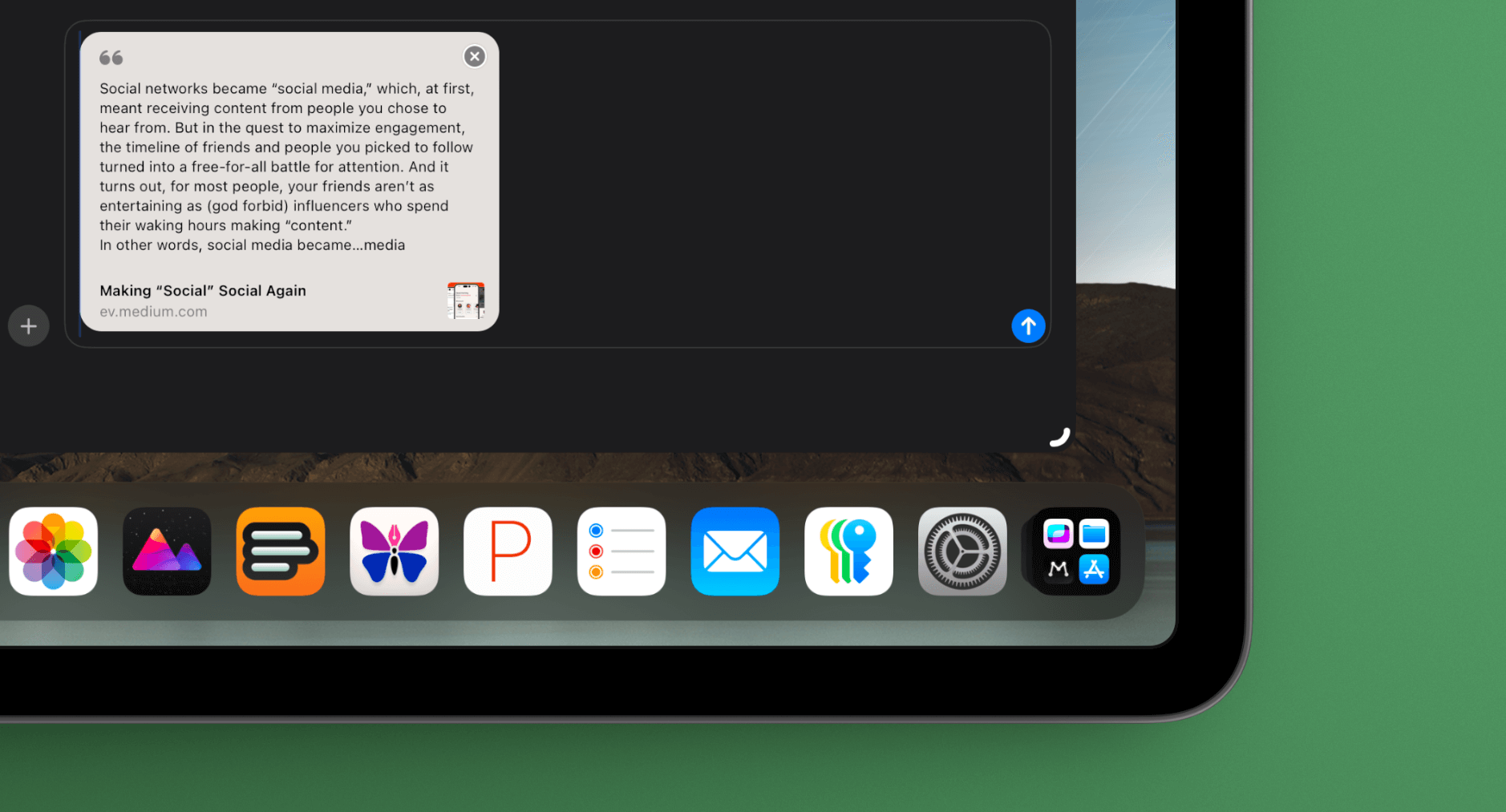 Das Bild zeigt einen Ausschnitt eines iPad-Bildschirms mit einem Zitat über soziale Medien im oberen Bereich und einer Dock-Leiste mit verschiedenen App-Icons am unteren Rand. Die App-Icons umfassen unter anderem Fotos, Mail, und verschiedene andere Anwendungen, die auf einem dunklen, halbtransparenten Hintergrund angeordnet sind. Der Bildschirm wird vor einem grünen Hintergrund präsentiert und zeigt die typische abgerundete Ecke eines modernen iPads.