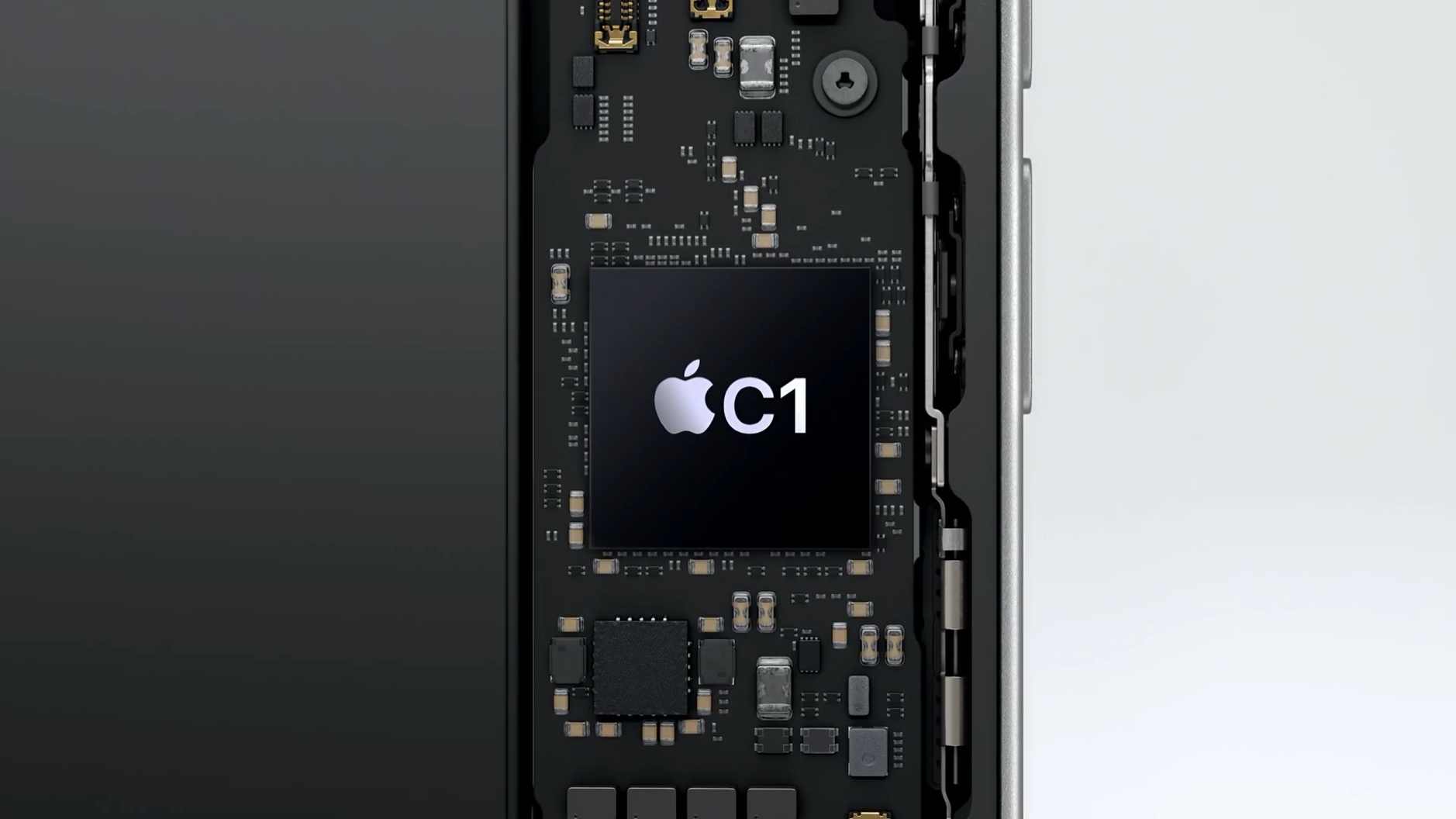 Das Bild zeigt das Innenleben eines iPhones mit Fokus auf den Apple C1-Chip, der zentral auf der Platine platziert ist. Die detaillierte Ansicht hebt die elektronischen Komponenten und die präzise Anordnung der Bauteile hervor. Der C1-Chip könnte speziell für Kamera- oder KI-Funktionen entwickelt worden sein.