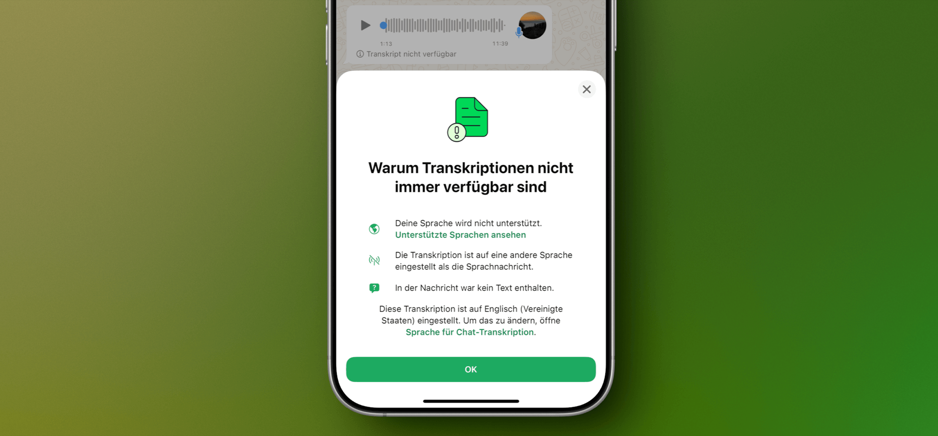 Das Bild zeigt eine Benachrichtigung in WhatsApp, die erklärt, warum Transkriptionen von Sprachnachrichten nicht immer verfügbar sind. Es werden mögliche Gründe genannt, wie nicht unterstützte Sprachen, falsche Spracheinstellungen oder fehlender Text in der Nachricht. Unten wird darauf hingewiesen, dass die Transkription auf Englisch (USA) eingestellt ist und man die Sprache für die Chat-Transkription ändern kann.