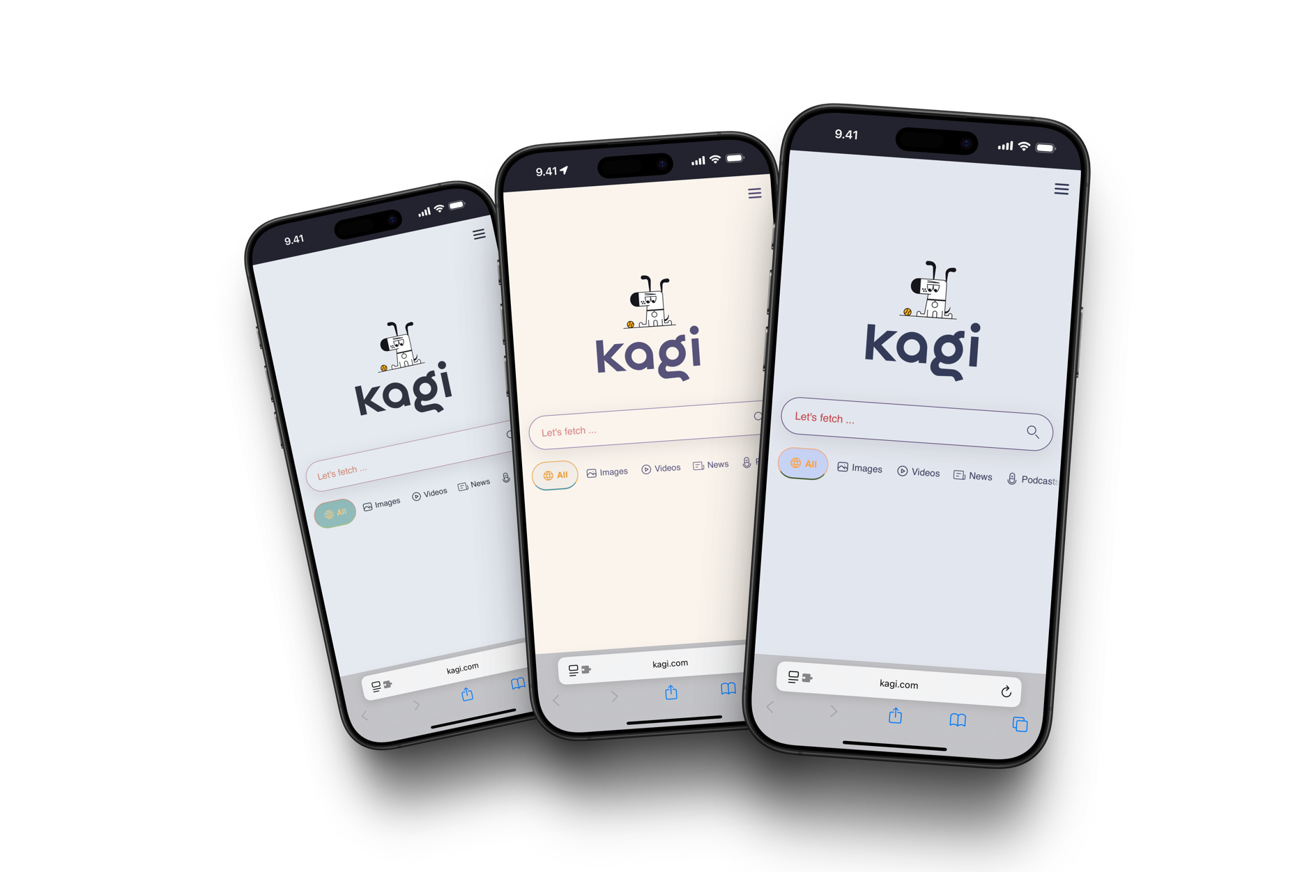 Das Bild zeigt drei iPhones, die die Benutzeroberfläche der Suchmaschine "Kagi" anzeigen. Die Geräte präsentieren verschiedene Farbschemata der Website mit dem Slogan „Let’s fetch…“ und einem minimalistischen Design, das einen Hund als Maskottchen enthält. Unten sind Optionen wie Bilder, Videos, Nachrichten und Podcasts sichtbar.