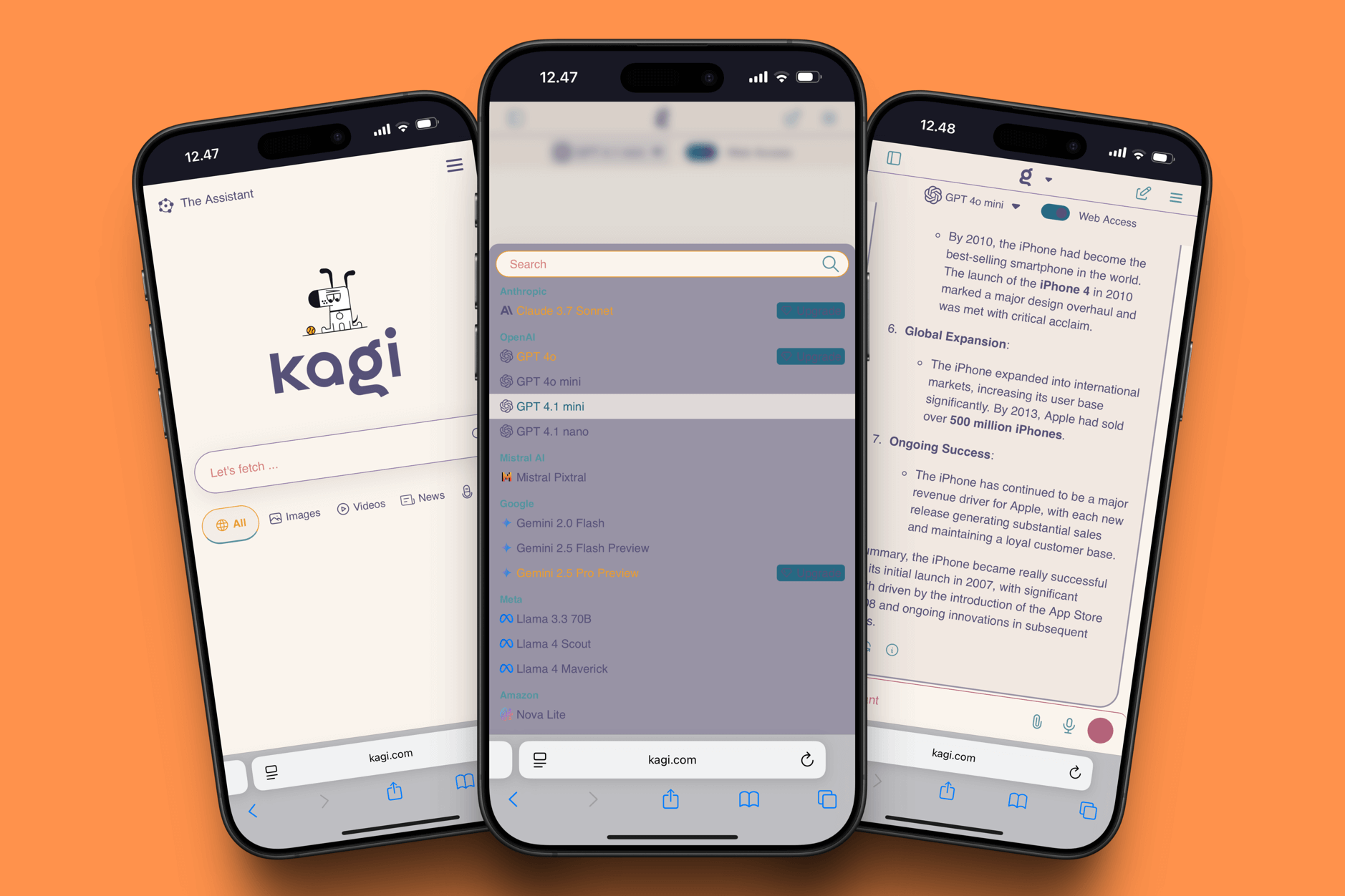 Das Bild zeigt drei iPhones vor orangefarbenem Hintergrund, auf denen die Kagi-Suchmaschine geöffnet ist. Auf dem linken Bildschirm ist das Kagi-Logo mit einem Suchfeld zu sehen, in der Mitte eine Auswahl verschiedener KI-Modelle, und rechts eine Suchergebnis-Ansicht mit Text. Alle Geräte zeigen die Webseite kagi.com im Browser an.