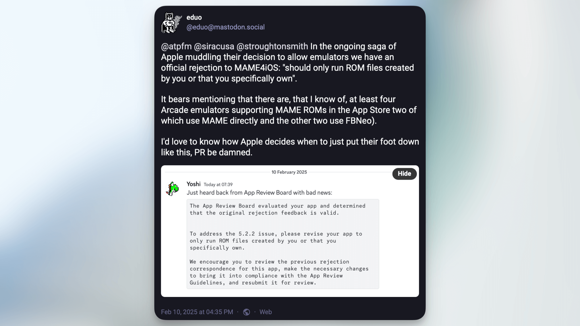Dieses Bild zeigt einen Social-Media-Beitrag, der eine Ablehnungsnachricht von Apples App Review Board für die Emulator-App MAME4iOS diskutiert. Die Begründung für die Ablehnung ist, dass die App gemäß den Richtlinien nur ROM-Dateien ausführen darf, die der Nutzer selbst erstellt hat oder ausdrücklich besitzt. Der Beitrag kritisiert diese Entscheidung im Kontext der Zulassung anderer Emulatoren im App Store.