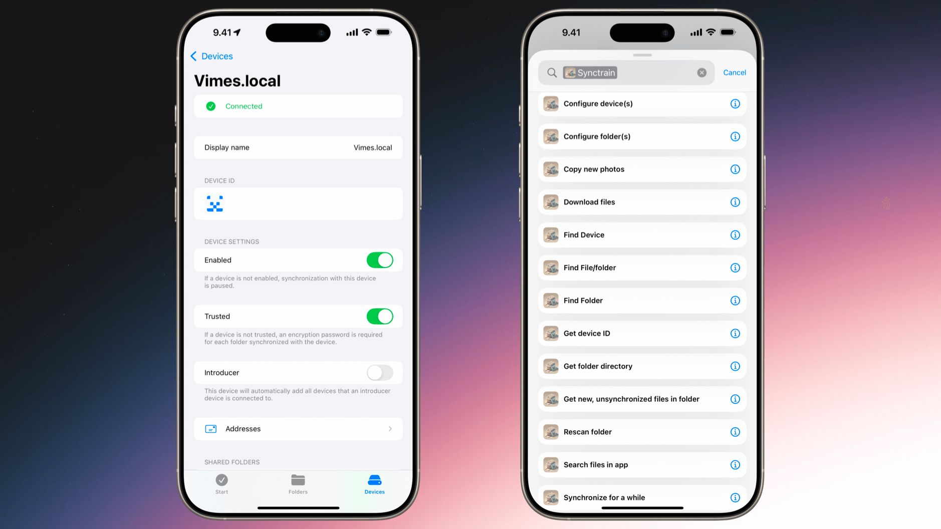 Das Bild zeigt zwei iPhone-Bildschirme mit der Syncthing-App, einem Tool zur Dateisynchronisation. Auf der linken Seite sieht man die Geräteeinstellungen für "Vimes.local" mit Optionen wie "Enabled", "Trusted" und "Introducer", während auf der rechten Seite verschiedene Funktionen der App wie "Configure device(s)", "Copy new photos" und "Download files" angezeigt werden. Die Benutzeroberfläche ist übersichtlich gestaltet und zeigt, wie Geräte miteinander verbunden und synchronisiert werden können.
