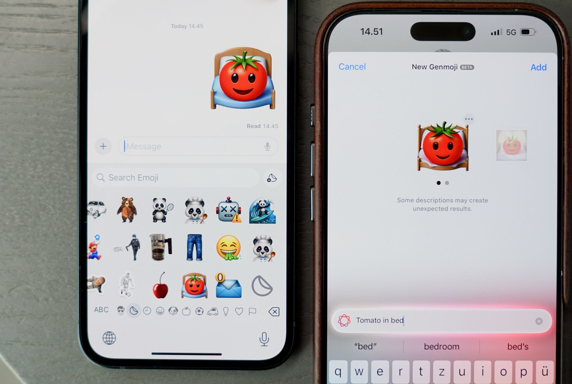 Dieses Bild zeigt zwei iPhones, auf denen die Emoji-Anpassungsfunktion verwendet wird. Links ist ein Bildschirm mit einer Nachricht, die ein benutzerdefiniertes Emoji eines lachenden Tomatenkopfes in einem Bett zeigt. Rechts sieht man die Erstellung des Emojis, bei der der Text „Tomato in bed“ eingegeben wurde.