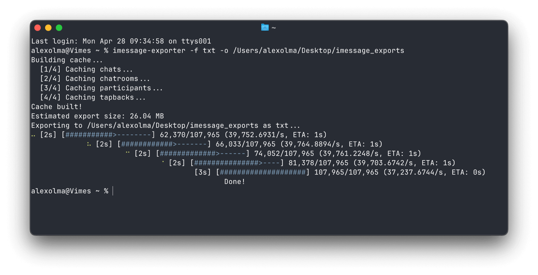 Das Bild zeigt ein Terminal-Fenster auf einem Mac, in dem ein Benutzer namens "alexolma" das Tool "imessage-exporter" verwendet, um iMessage-Konversationen in eine Textdatei zu exportieren. Der Export-Prozess durchläuft verschiedene Phasen wie das Caching von Chats, Chatrooms, Teilnehmern und Tapbacks, wobei eine Gesamtgröße von 26,04 MB erreicht wird. Nach Abschluss des Vorgangs wurden 107.965 Nachrichten erfolgreich in eine Textdatei im Desktop-Ordner des Benutzers exportiert.