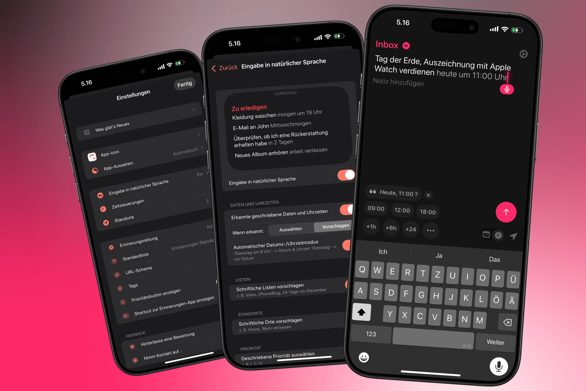 Das Bild zeigt drei iPhones mit der App „Remind Me Faster“ in der deutschen Sprache. Die Benutzeroberfläche ist im Dunkelmodus dargestellt und zeigt Einstellungen, eine Aufgabenliste sowie das Erstellen einer neuen Erinnerung. Die App unterstützt natürliche Spracheingabe und bietet intelligente Vorschläge für Datum und Uhrzeit.