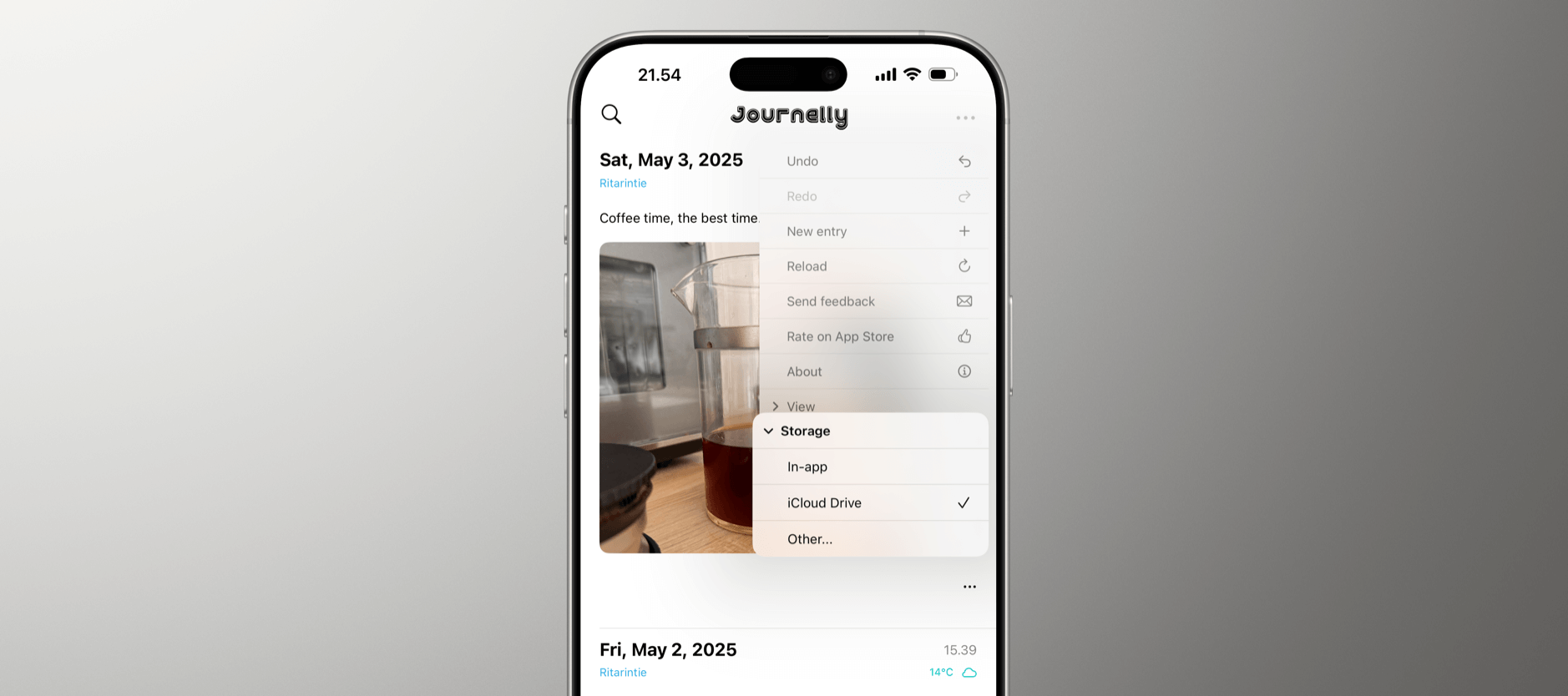 Das Bild zeigt die Benutzeroberfläche der App "Journally" auf einem iPhone. Die App zeigt einen Tagebucheintrag vom 3. Mai 2025 mit dem Titel "Coffee time, the best time" und einem Foto einer Kaffeezubereitung, während ein Menü für Speicheroptionen geöffnet ist, das zwischen "In-app" und "iCloud Drive" wählen lässt. Man kann auch sehen, dass ein früherer Eintrag vom 2. Mai 2025 vorhanden ist.