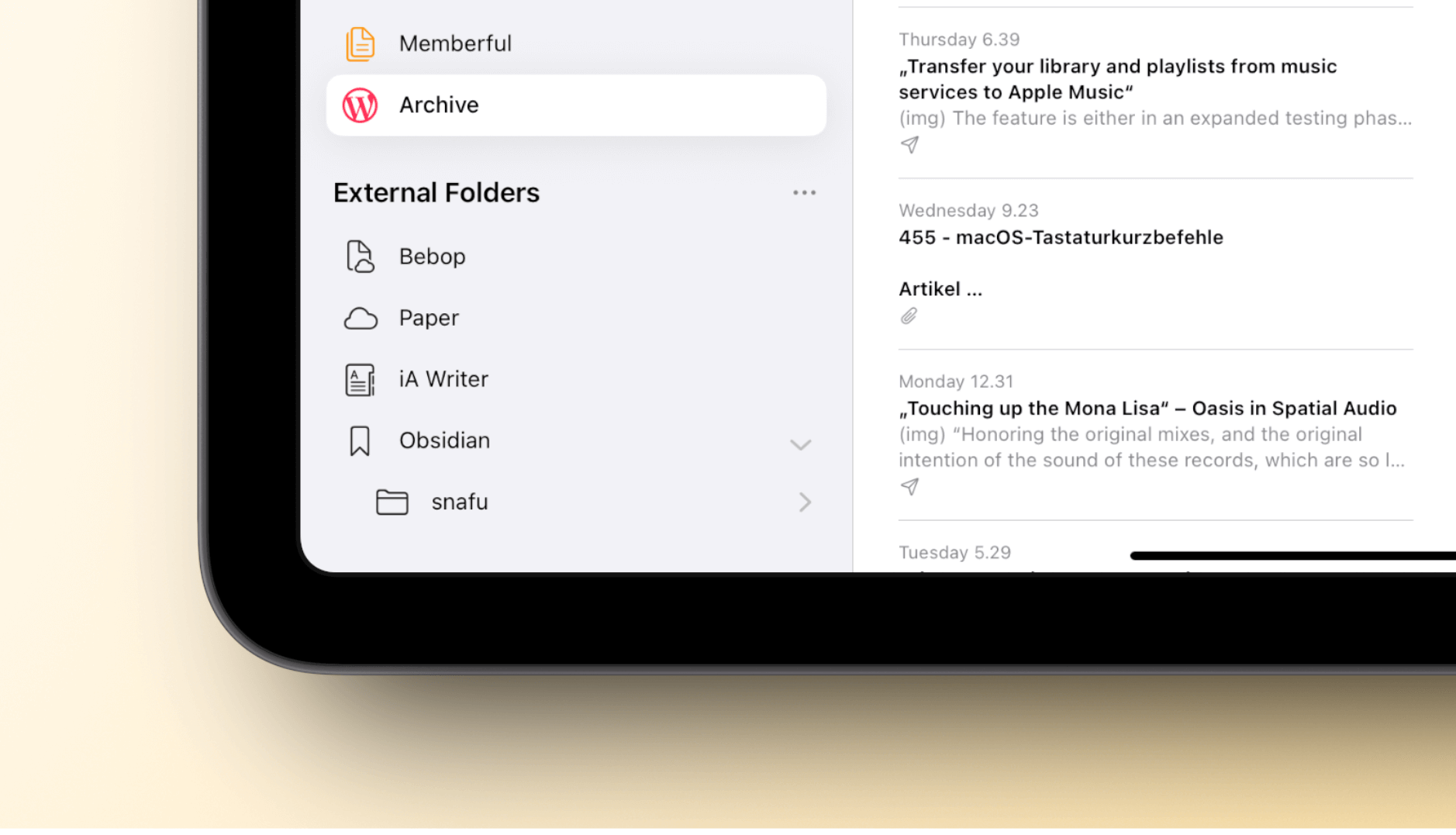 Das Bild zeigt eine Benutzeroberfläche eines digitalen Programms mit einem Menü auf der linken Seite. Dort sind verschiedene Ordner und Dateien aufgelistet, darunter "Archive" und "External Folders". Rechts sind einige Notizen und Artikelverweise angezeigt, die auf aktuelle Themen hinweisen.