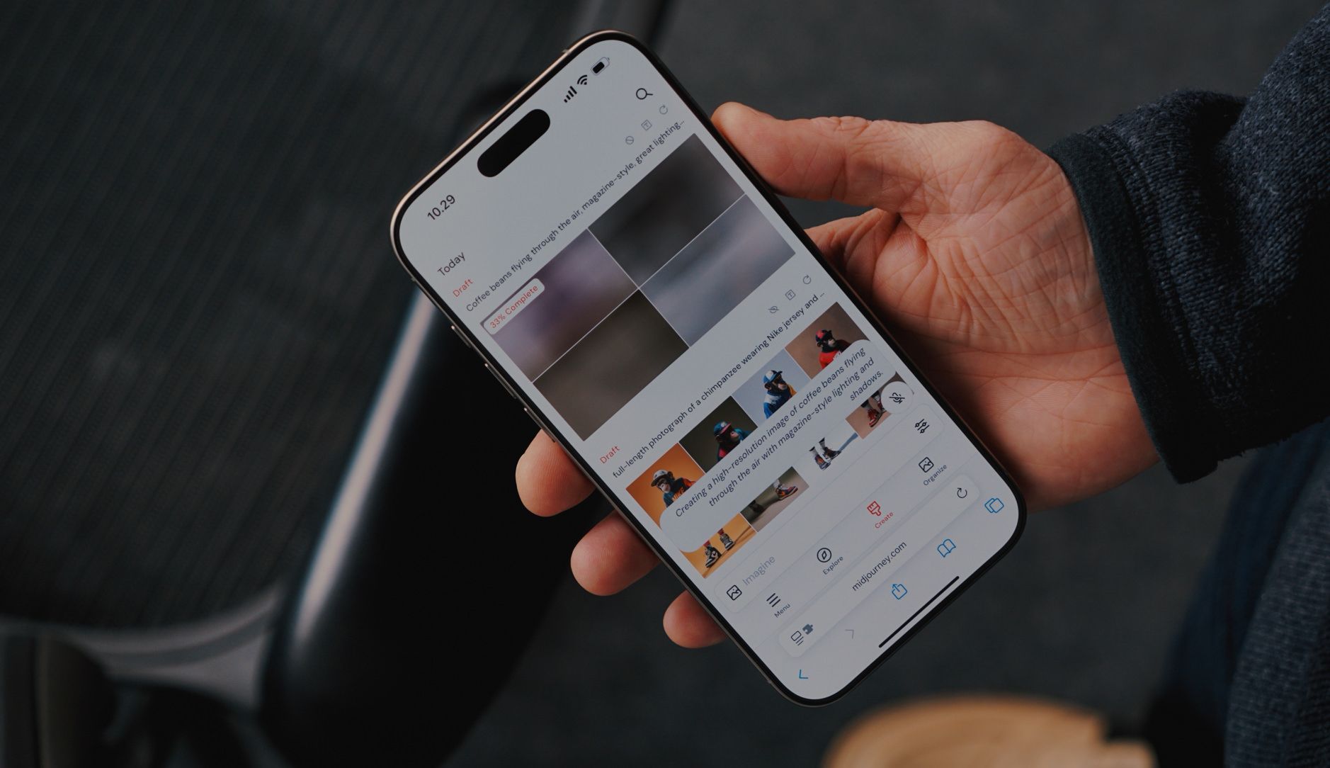 Das Bild zeigt eine Person, die ein modernes iPhone in der Hand hält und durch eine Foto- oder Medien-App navigiert. Auf dem Bildschirm sind mehrere Miniaturansichten von Bildern zu sehen, die in einem Raster angeordnet sind, wobei einige Bilder Sportschuhe oder Sneakers zu zeigen scheinen. Die Uhrzeit auf dem Telefon zeigt 10:29 Uhr an, und die Person trägt einen dunklen Ärmel, während sie das Gerät mit einer Hand bedient.