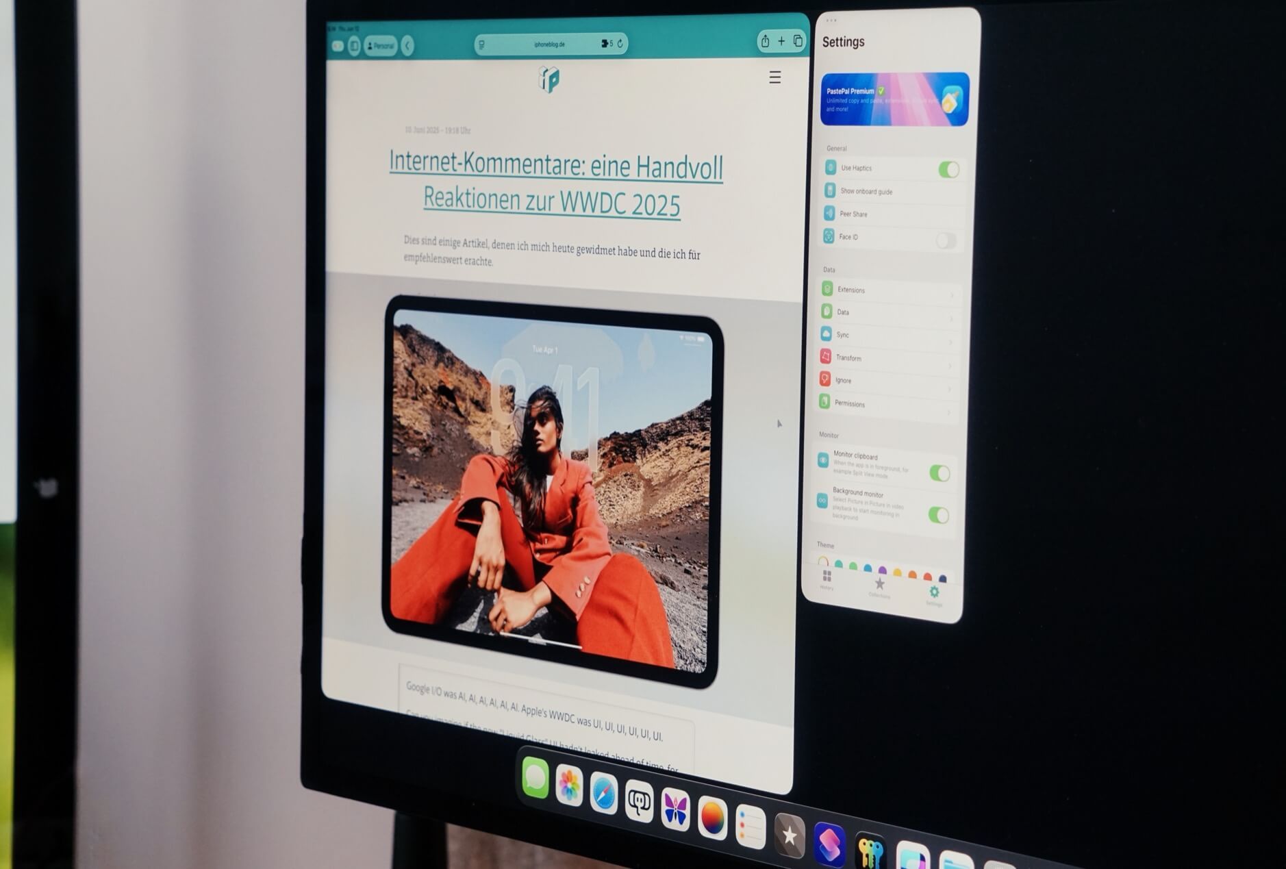 Auf dem Bild sieht man einen Computerbildschirm, auf dem ein Artikel mit dem Titel „Internet-Kommentare: eine Handvoll Reaktionen zur WWDC 2025“ geöffnet ist. Rechts daneben ist das Einstellungsmenü einer App zu sehen. Unten am Bildschirmrand befindet sich eine Leiste mit verschiedenen App-Symbolen.
