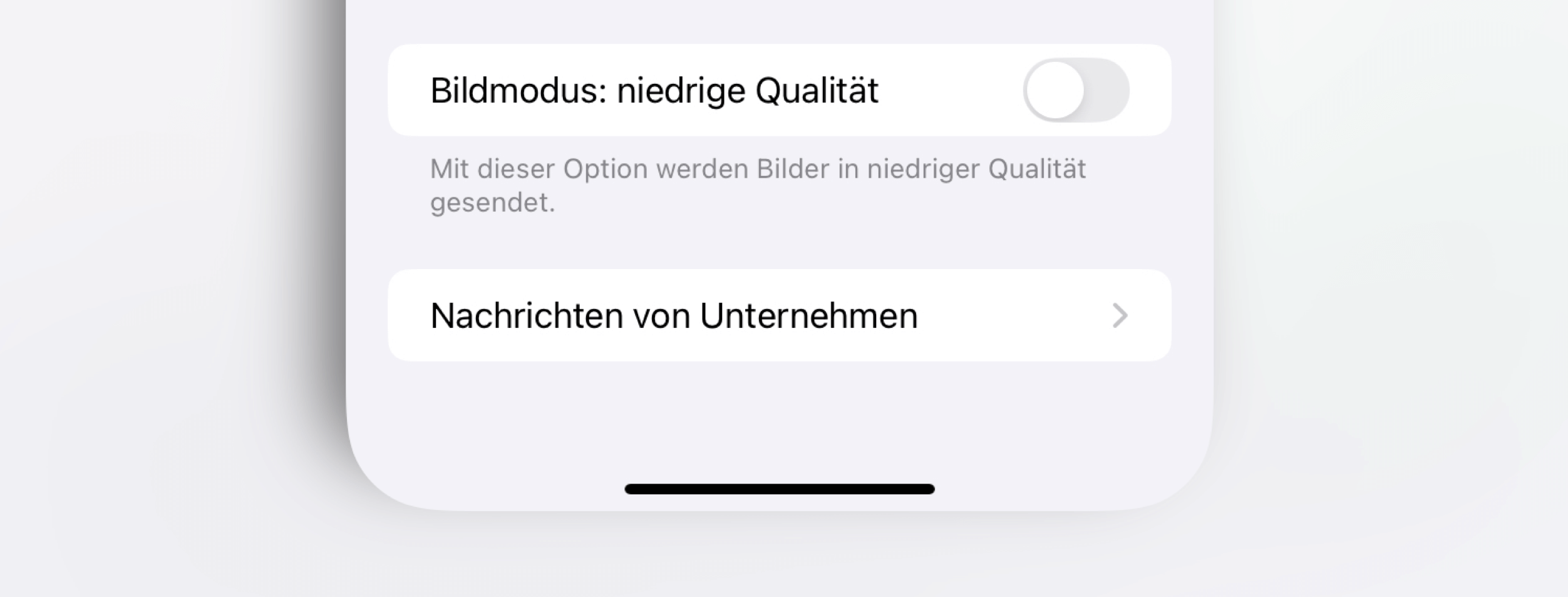 Screenshot of a phone screen displaying settings options in German: "Bildmodus: niedrige Qualität" with an inactive toggle, followed by a description and a selection for "Nachrichten von Unternehmen" with an arrow.