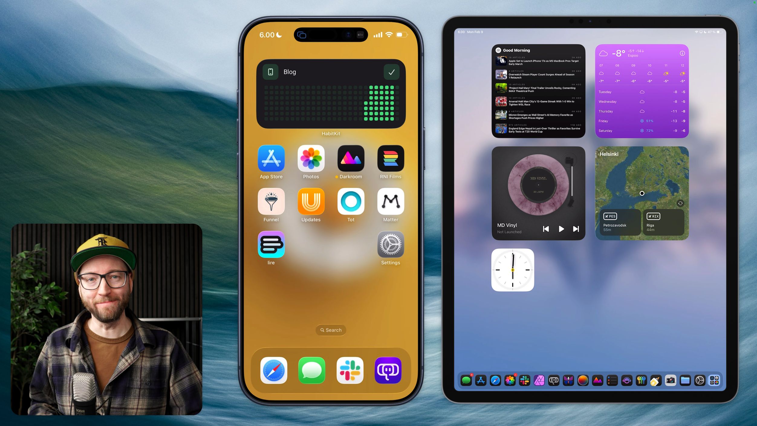 Ein Mann mit Brille und Baseballkappe ist mit einem iPhone und einem iPad abgebildet, die Homescreen-Setups und Widgets anzeigen. Das iPhone zeigt ein benutzerdefiniertes gelbes Theme mit verschiedenen App-Symbolen, während das iPad Nachrichten, Wetter, eine Vinylplatte und ein Uhr-Widget anzeigt.