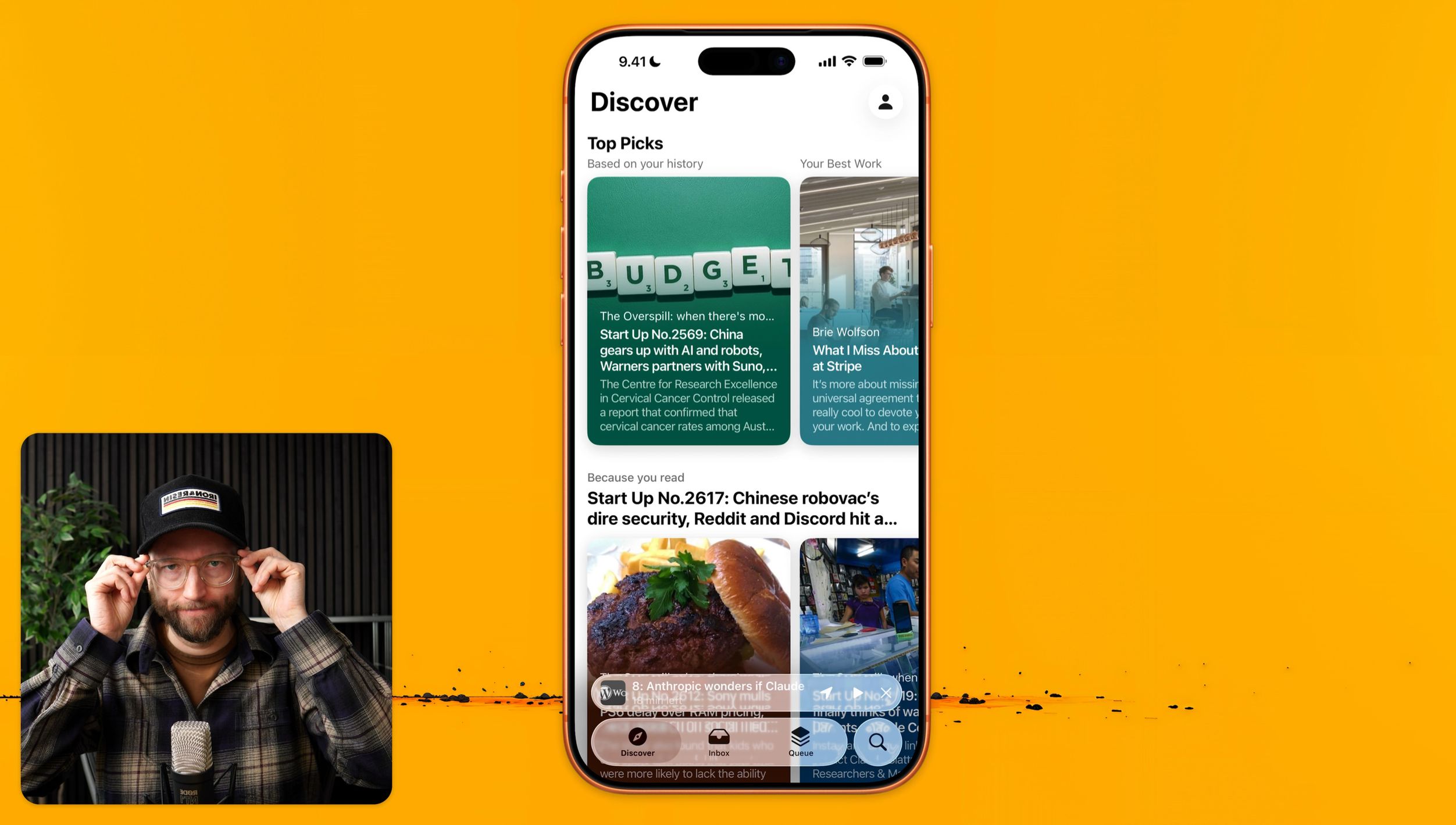Ein Mann mit Baseballkappe und Brille, der den Betrachter ansieht, neben einem Smartphone, das eine Nachrichten-App mit Schlagzeilen anzeigt. Die App hebt "BUDGE1" in Scrabble-Kacheln und andere Artikel mit Titeln wie "The Overspill: when there's mo...", "Start Up No.2569: China gears up with Al and robots, Warners partners with Suno...", "Brie Wolfson What I Miss About at Stripe" und "Start Up No.2617: Chinese robovac's dire security, Reddit and Discord hit a..." hervor.