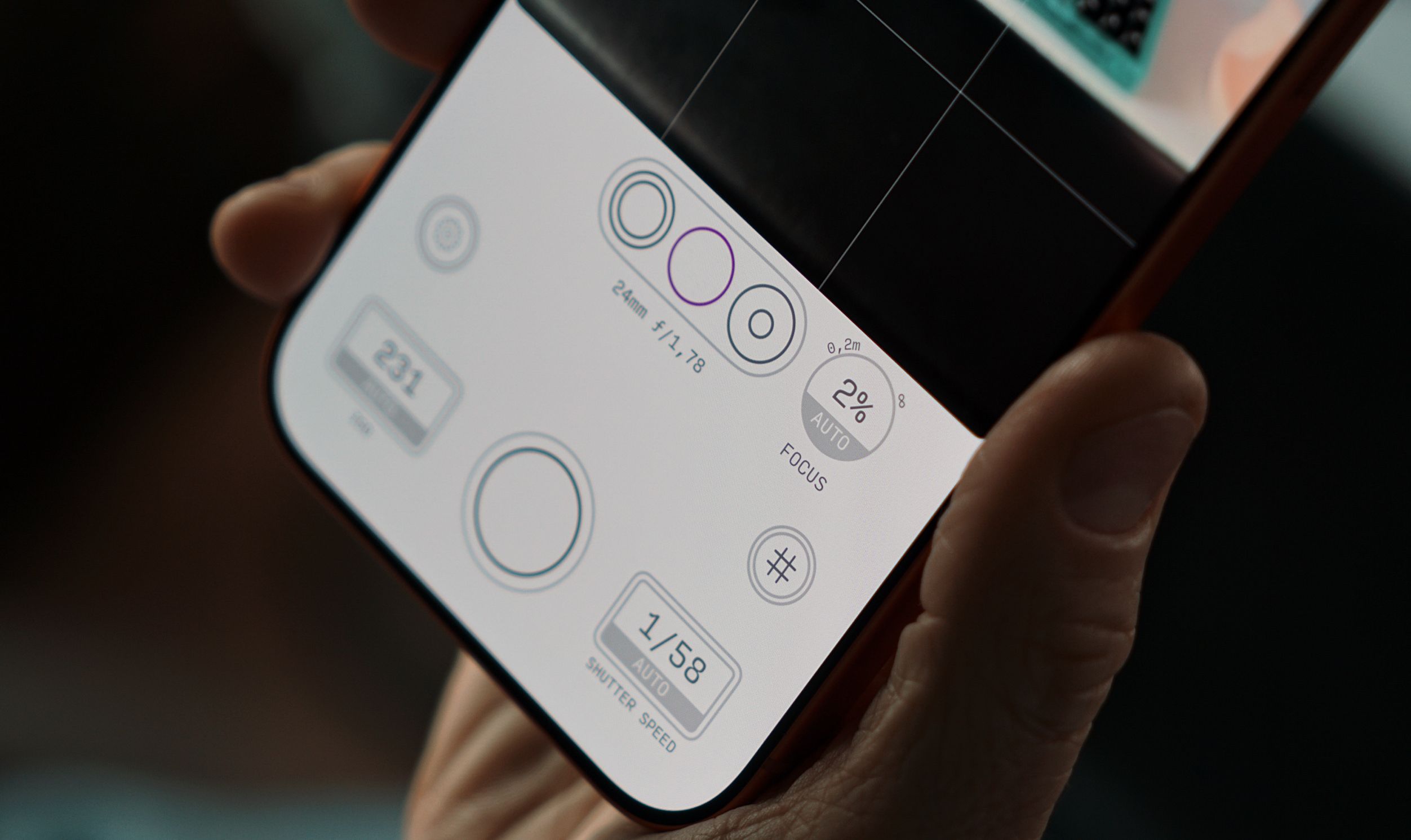 Close-up shot of a smartphone camera app interface, displaying various settings like focal length, aperture, ISO, focus, and shutter speed, with a finger interacting with the screen.
Close-up-Aufnahme einer Smartphone-Kamera-App-Oberfläche, die verschiedene Einstellungen wie Brennweite, Blende, ISO, Fokus und Verschlusszeit anzeigt, wobei ein Finger mit dem Bildschirm interagiert.
