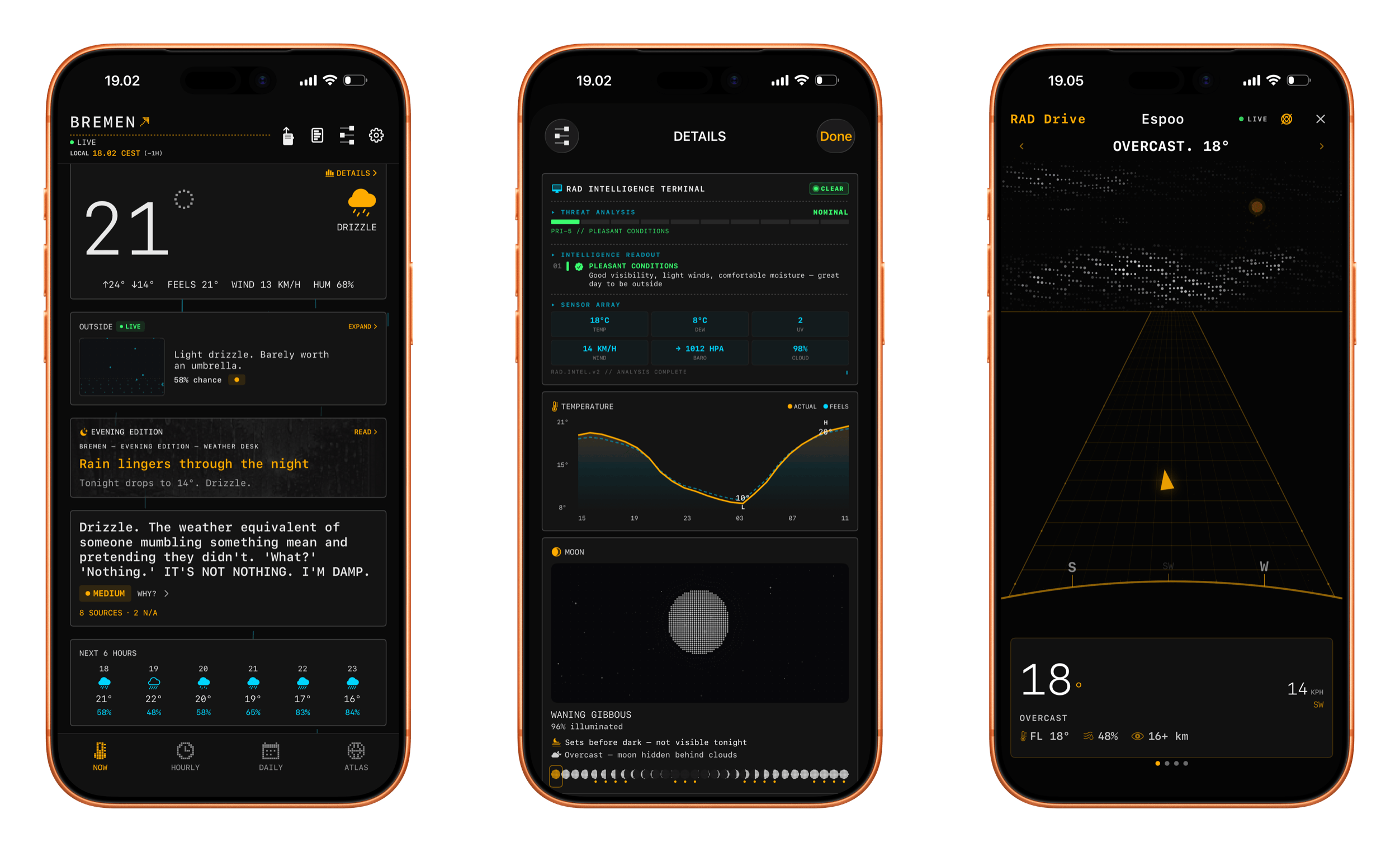 Drei Smartphone-Bildschirme zeigen eine Wetter-App im dunklen Design mit einer futuristischen Benutzeroberfläche. Die App zeigt Wetterbedingungen, Temperatur, Radaransichten und technische Daten in einem minimalistischen, kontrastreichen Design.