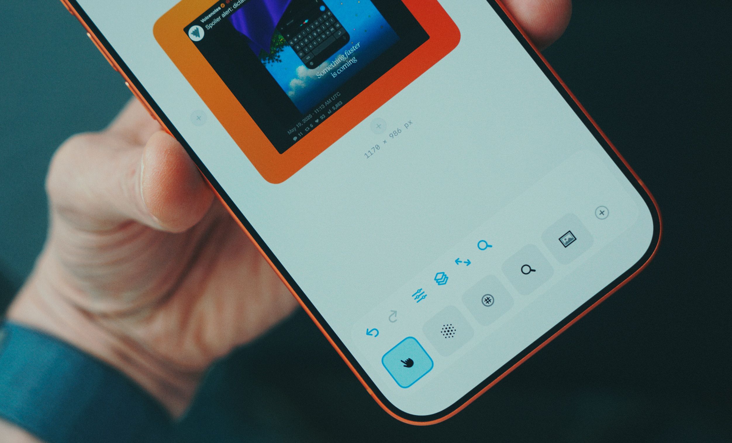 Eine Person hält ein Smartphone, auf dem die Benutzeroberfläche einer Bildbearbeitungs-App angezeigt wird. In der Mitte des Bildschirms befindet sich ein Foto auf einem orangefarbenen Hintergrund, während am unteren Rand eine Werkzeugleiste mit verschiedenen Symbolen zu sehen ist.