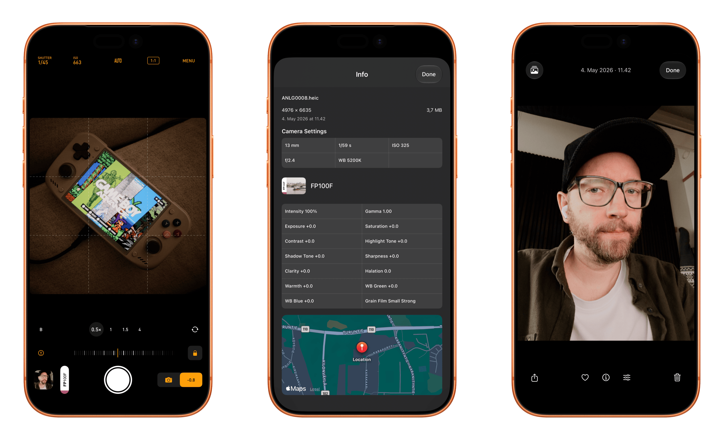 Drei Smartphone-Bildschirme zeigen eine Kamera-App, Metadaten zu einem Foto und ein Porträtfoto. Der linke Bildschirm zeigt eine Kamera-App, die ein tragbares Retro-Spielgerät aufnimmt. Der mittlere Bildschirm zeigt technische Kameraeinstellungen, Informationen zum Filmprofil und einen Kartenausschnitt. Der rechte Bildschirm zeigt ein Porträt einer Person mit Brille und Kappe innerhalb einer Galerie-App.
