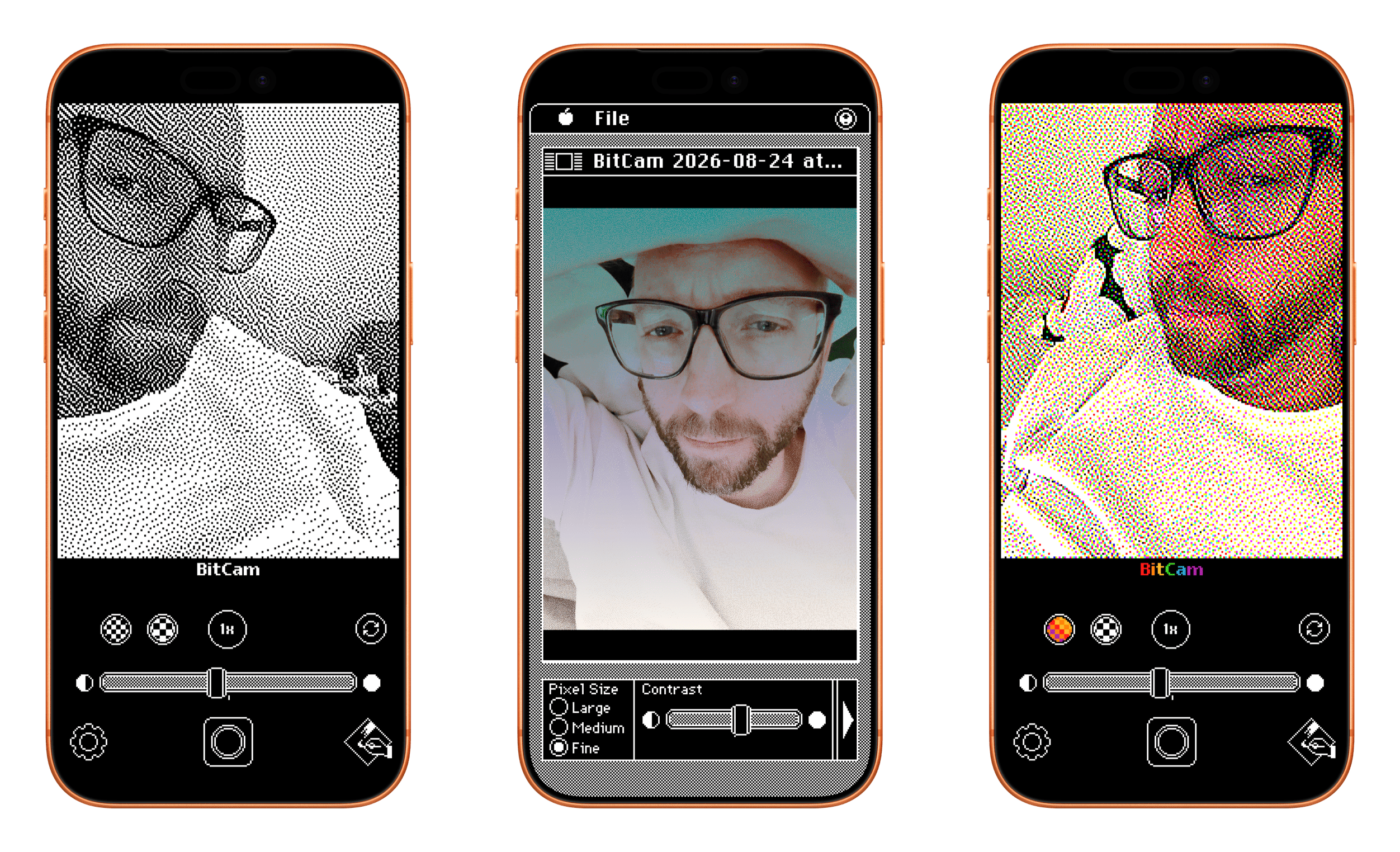 Drei Smartphones nebeneinander, die jeweils die Kamera-App BitCam zeigen. Jeder Bildschirm präsentiert einen anderen Retro-Filter mit Pixel- oder Raster-Effekten auf einem Selfie einer Person mit Brille, ergänzt durch Bedienelemente wie Regler für Pixelgröße und Kontrast.