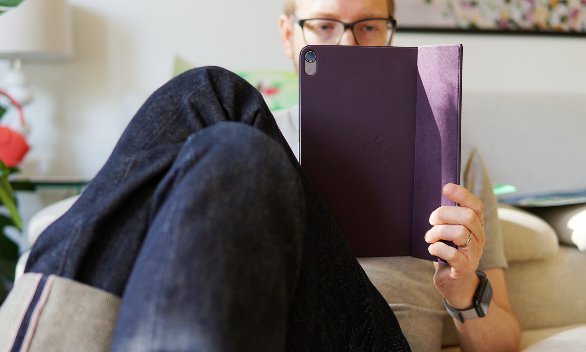 Bild zeigt mich auf der Couch mit iPad Air und Smart Folio Case.
