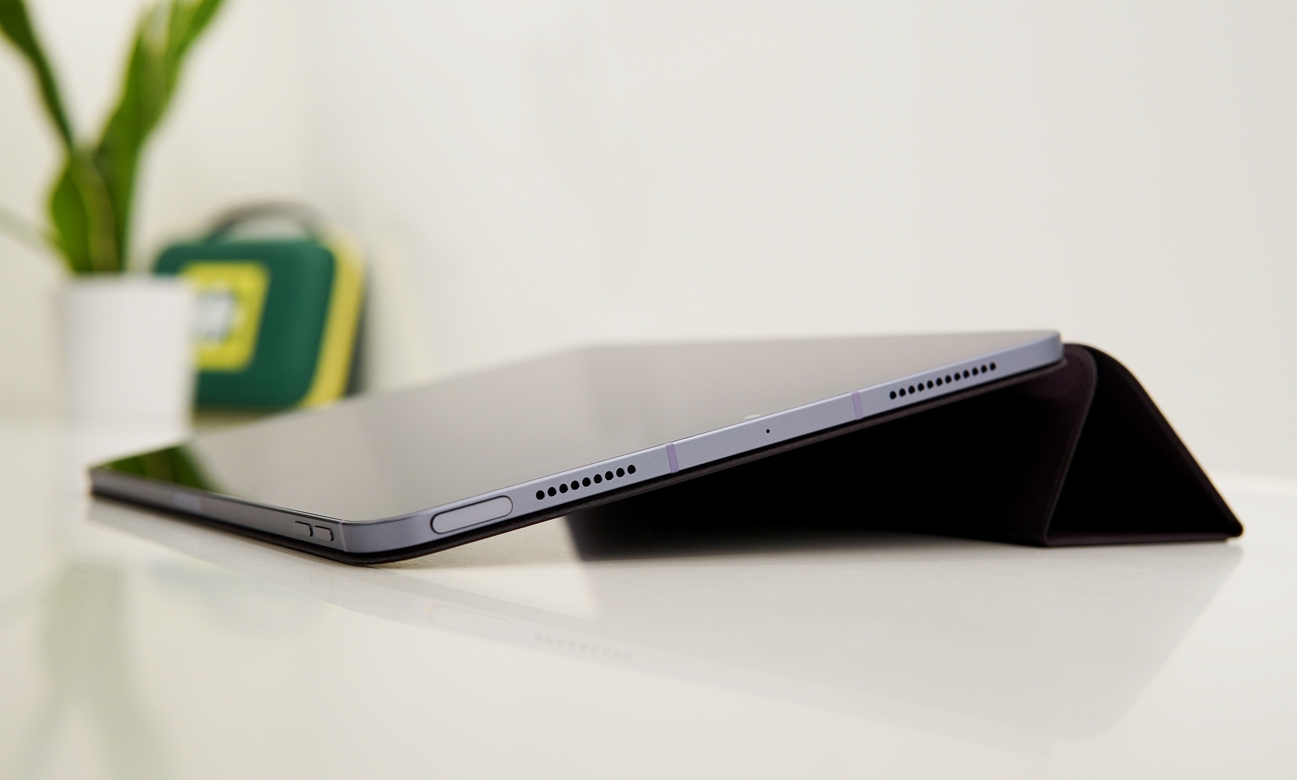 Bild zeigt iPad Air, aufgebockt mit Smart Folio Case. 