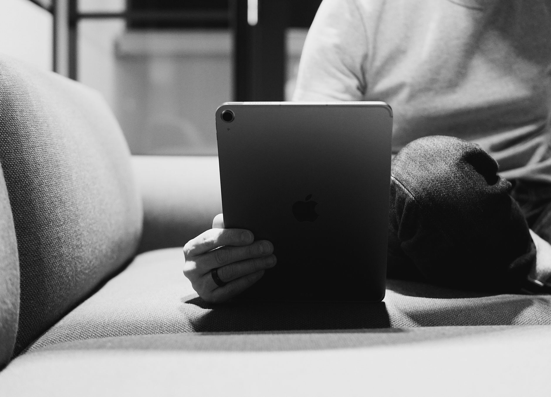 Bild zeigt in Schwarz-weiß das iPad Air von hinten auf der Couch.