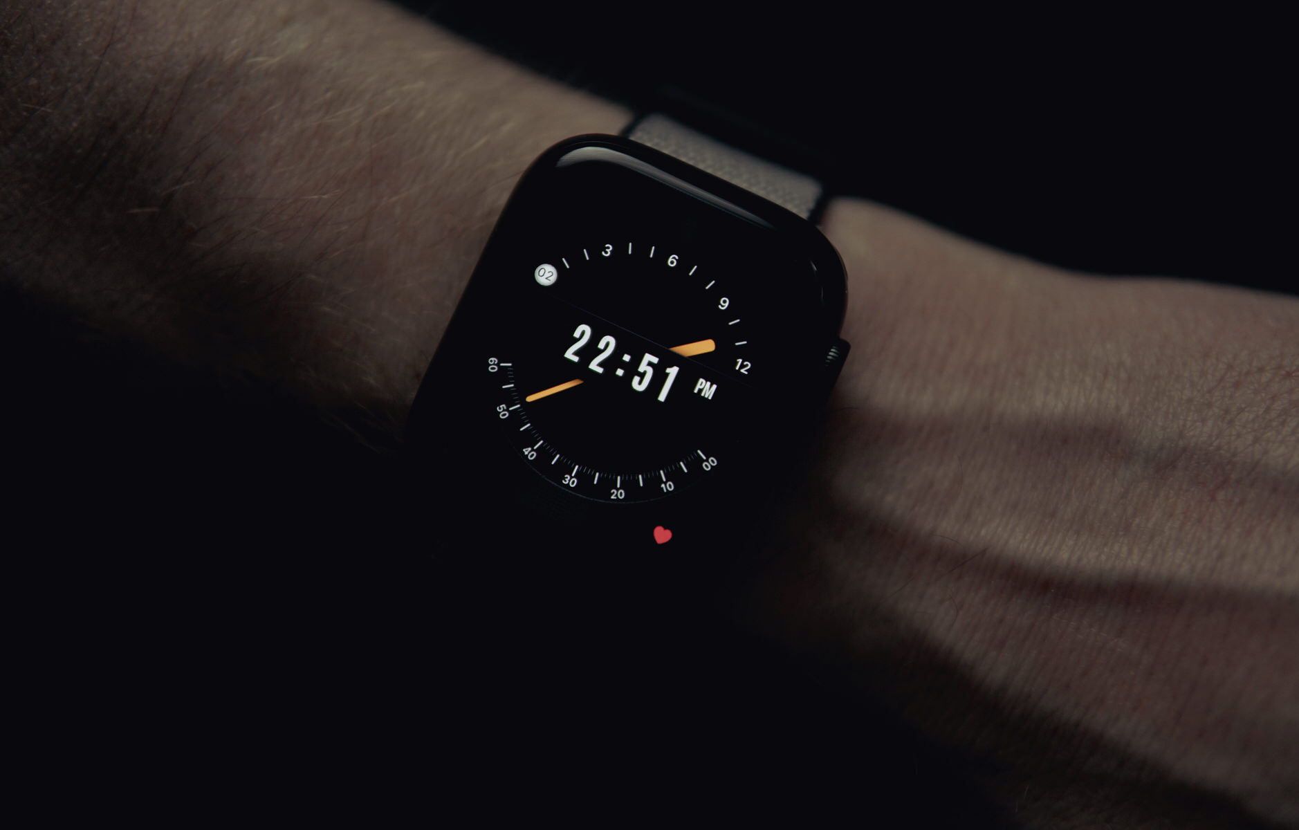 Bild zeigt Apple Watch mit Watchy von oben an Handgelenk.