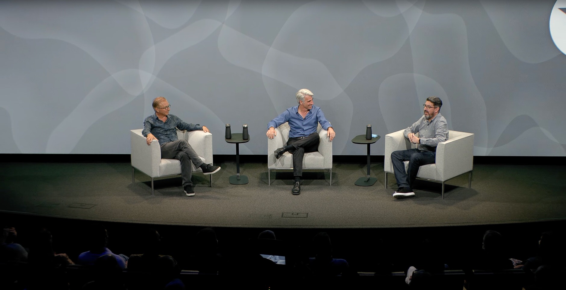 Bild zeigt Craig Federighi, Greg Joswiak und John Gruber auf der Bühne der The Talk Show Live.