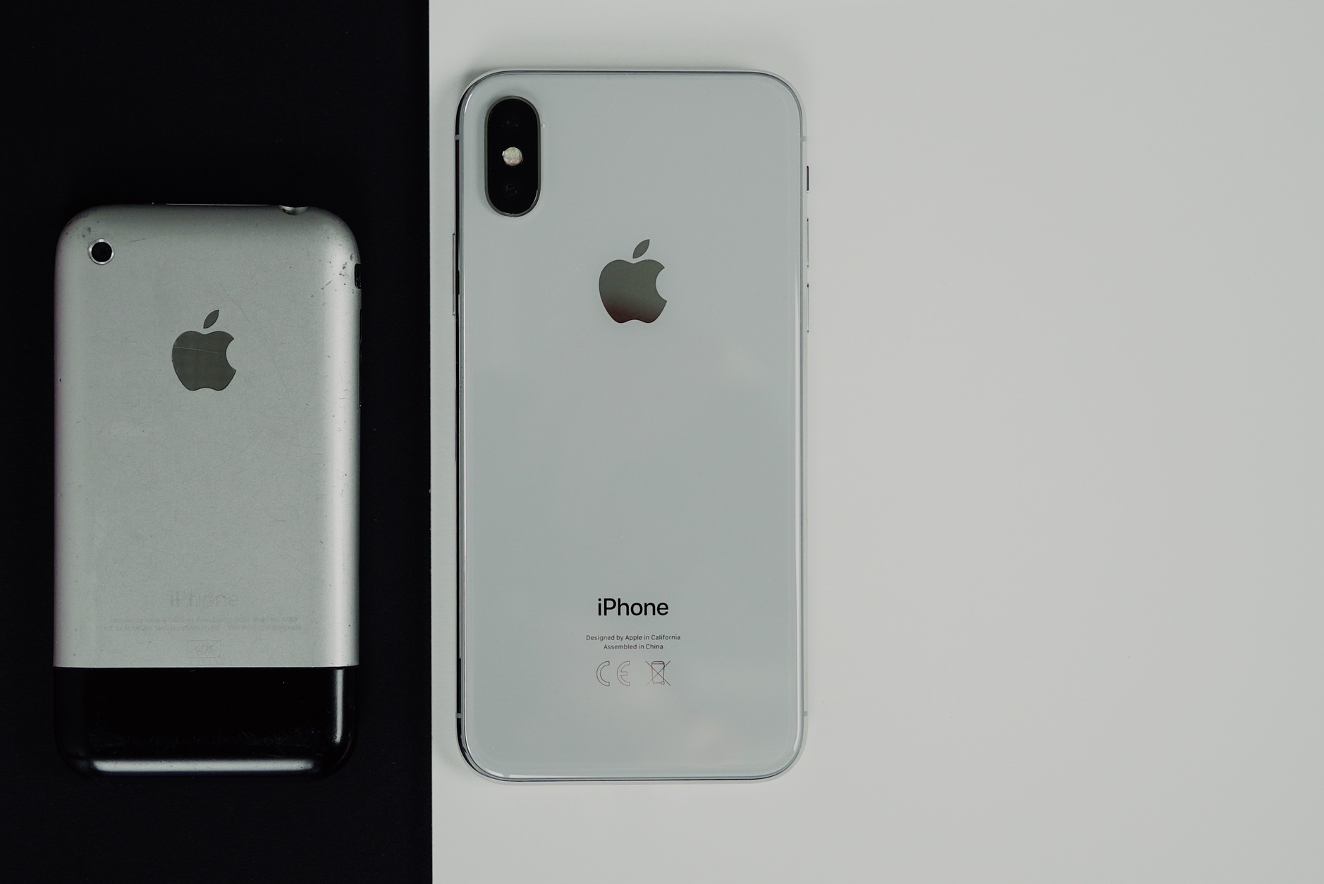 Bild zeigt iPhone Classic neben iPhone X.