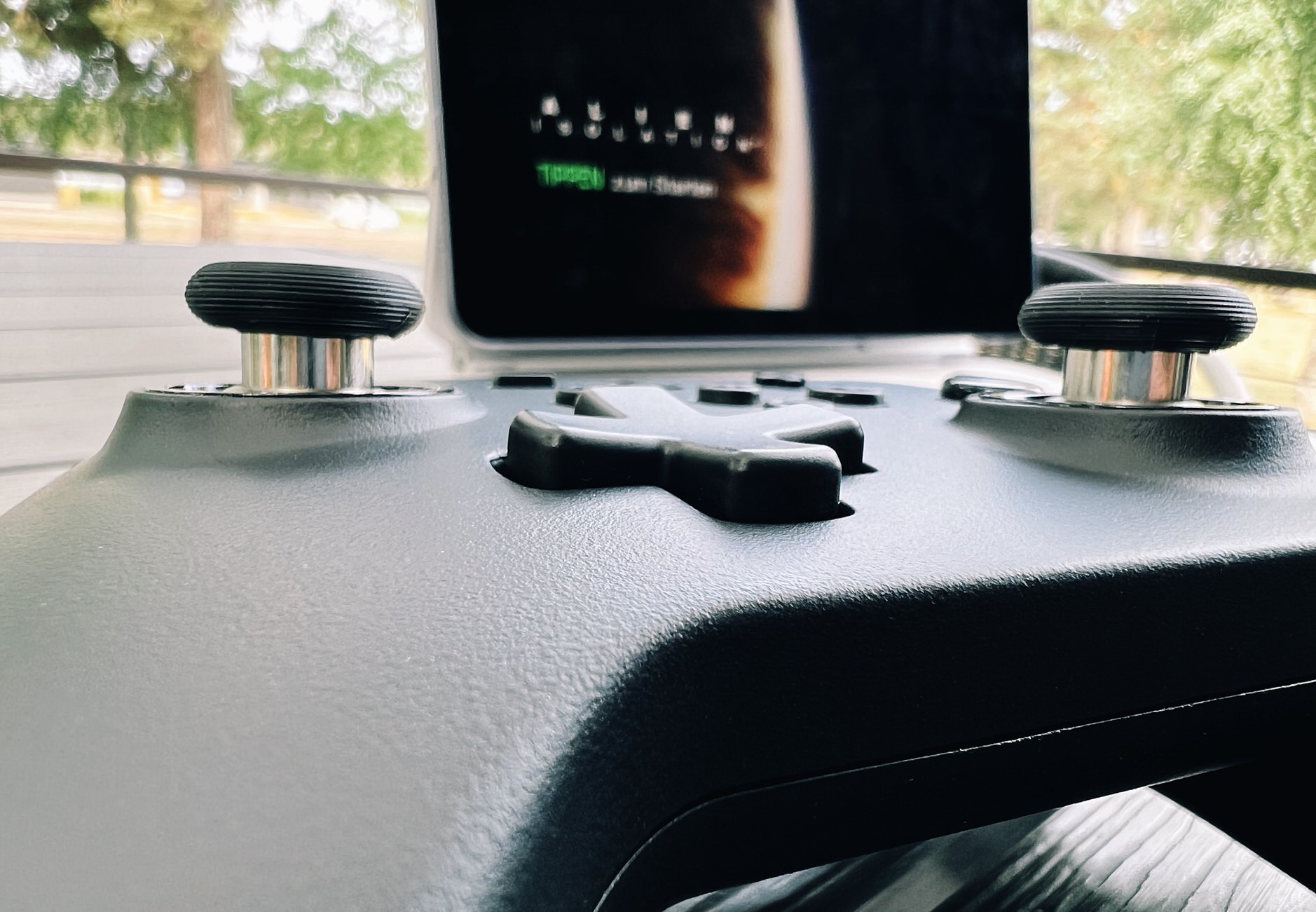 KingKong 2-Controller vor iPad Air auf dem Alien: Isolation läuft.