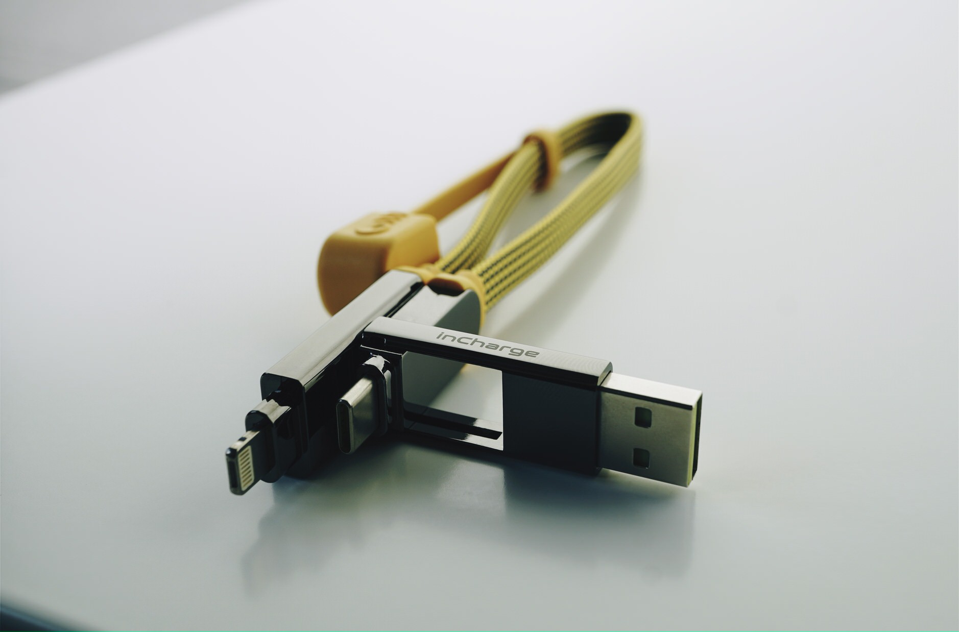 Bild zeigt Ladekabel von der Seite.