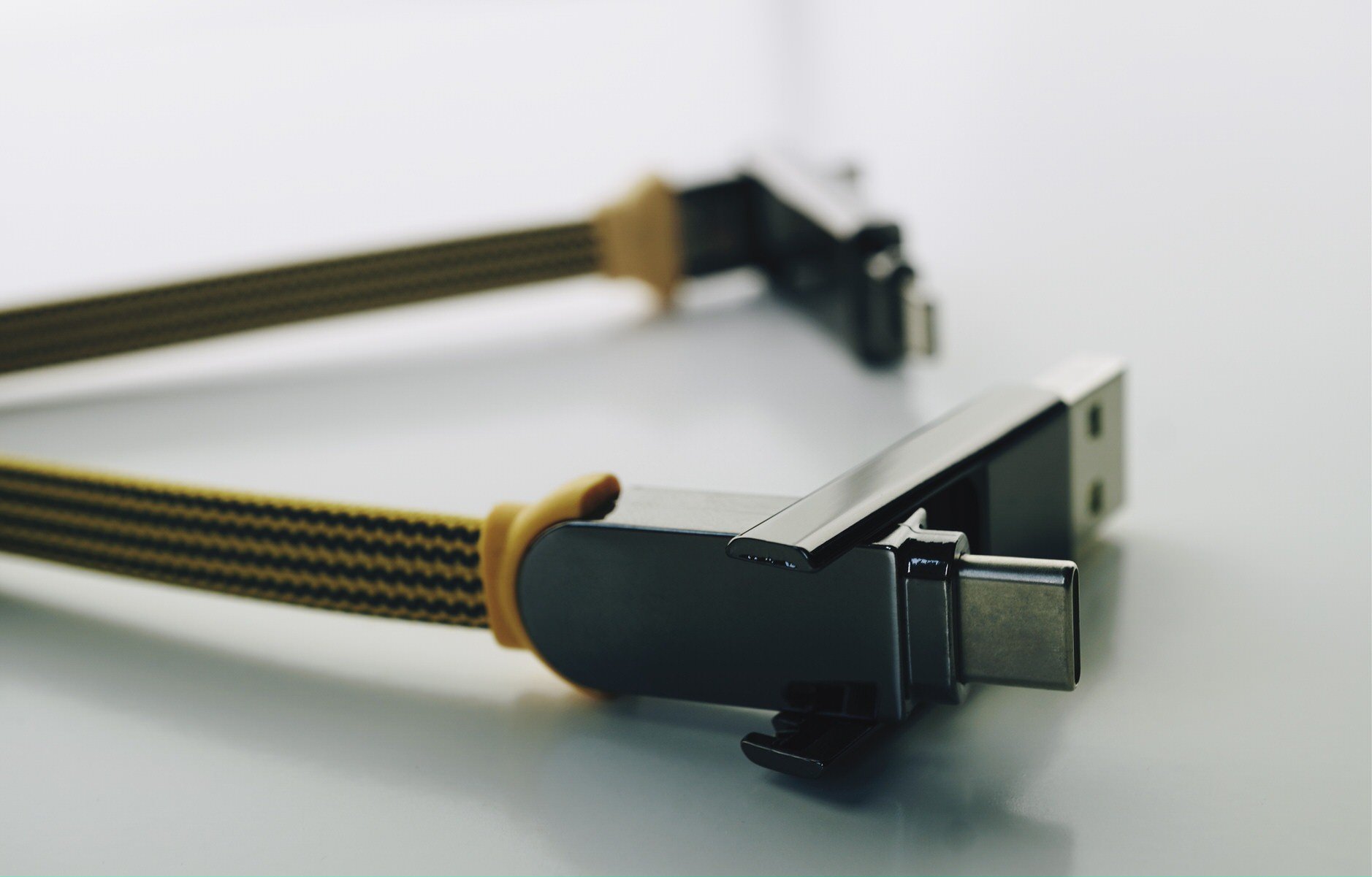 Bild zeigt Ladekabel und Stecker.