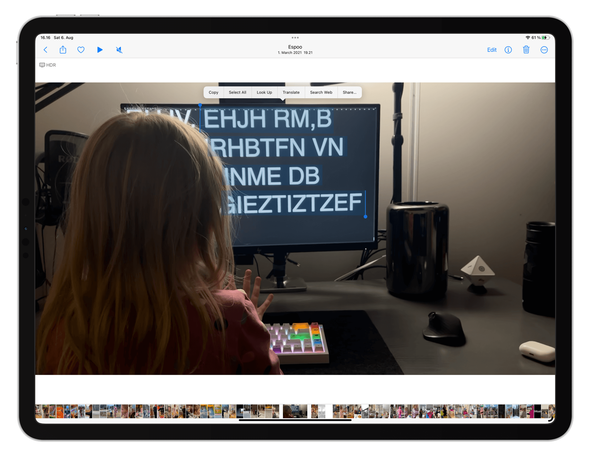 Screenshot zeigt iPad mit einem Video auf dem Text markiert wird.