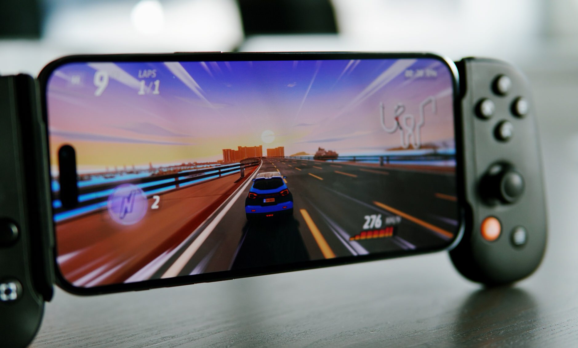 Horizon Chase 2 auf dem iPhone 14 im Backbone-Controller.