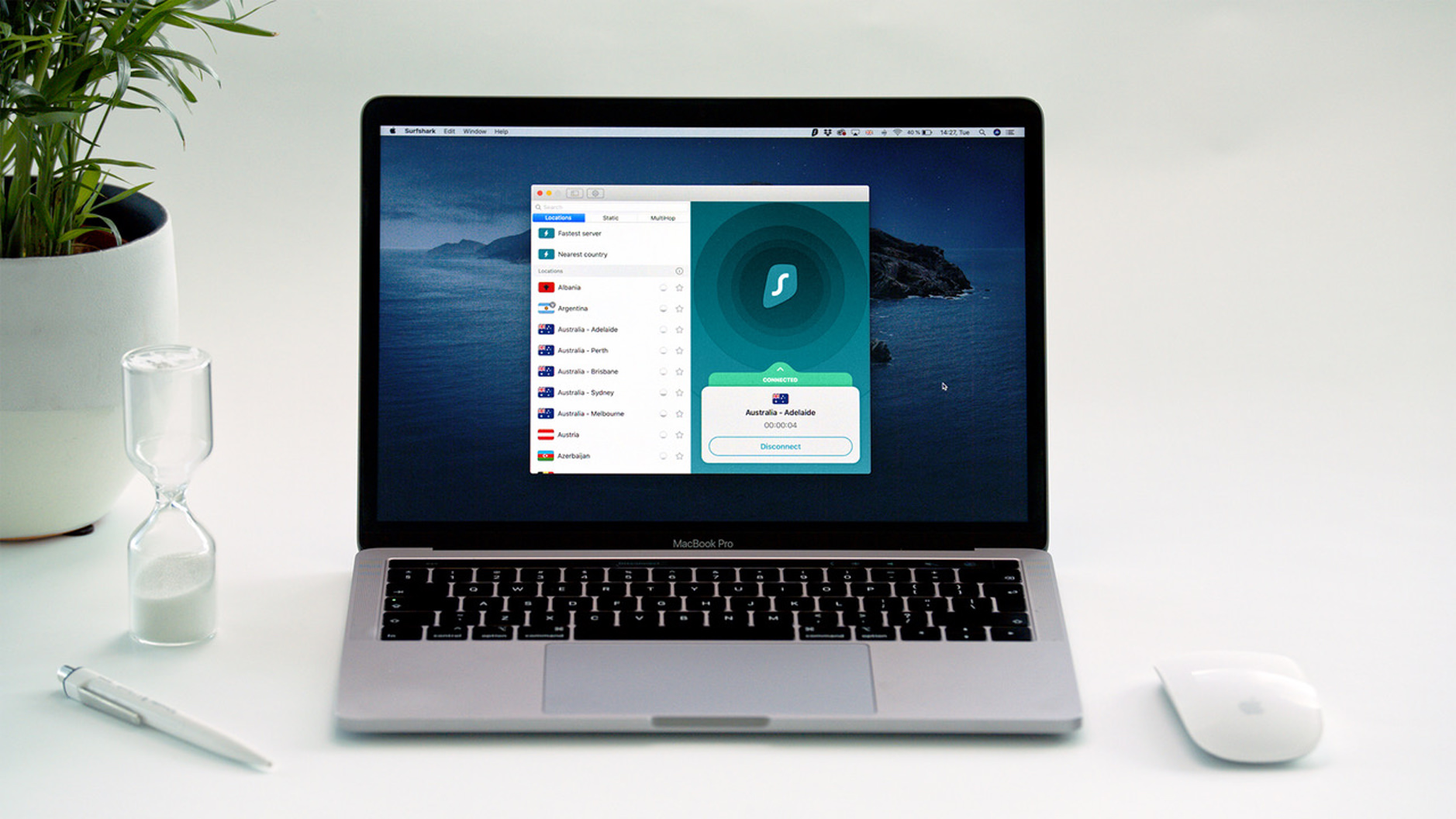 Bild zeigt MacBook mit Surfshark-App.