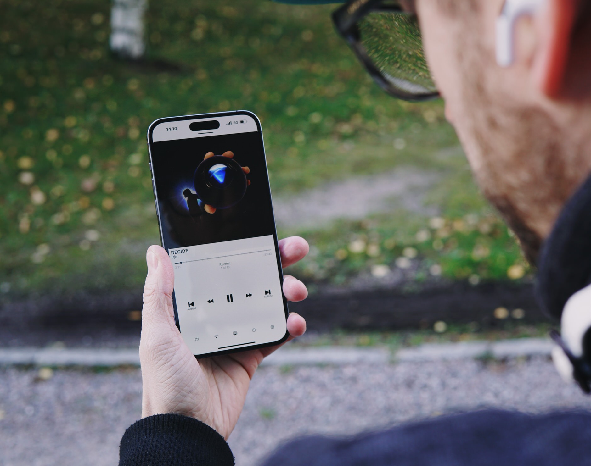 Bild zeigt iPhone von vorne in der Albums-App.